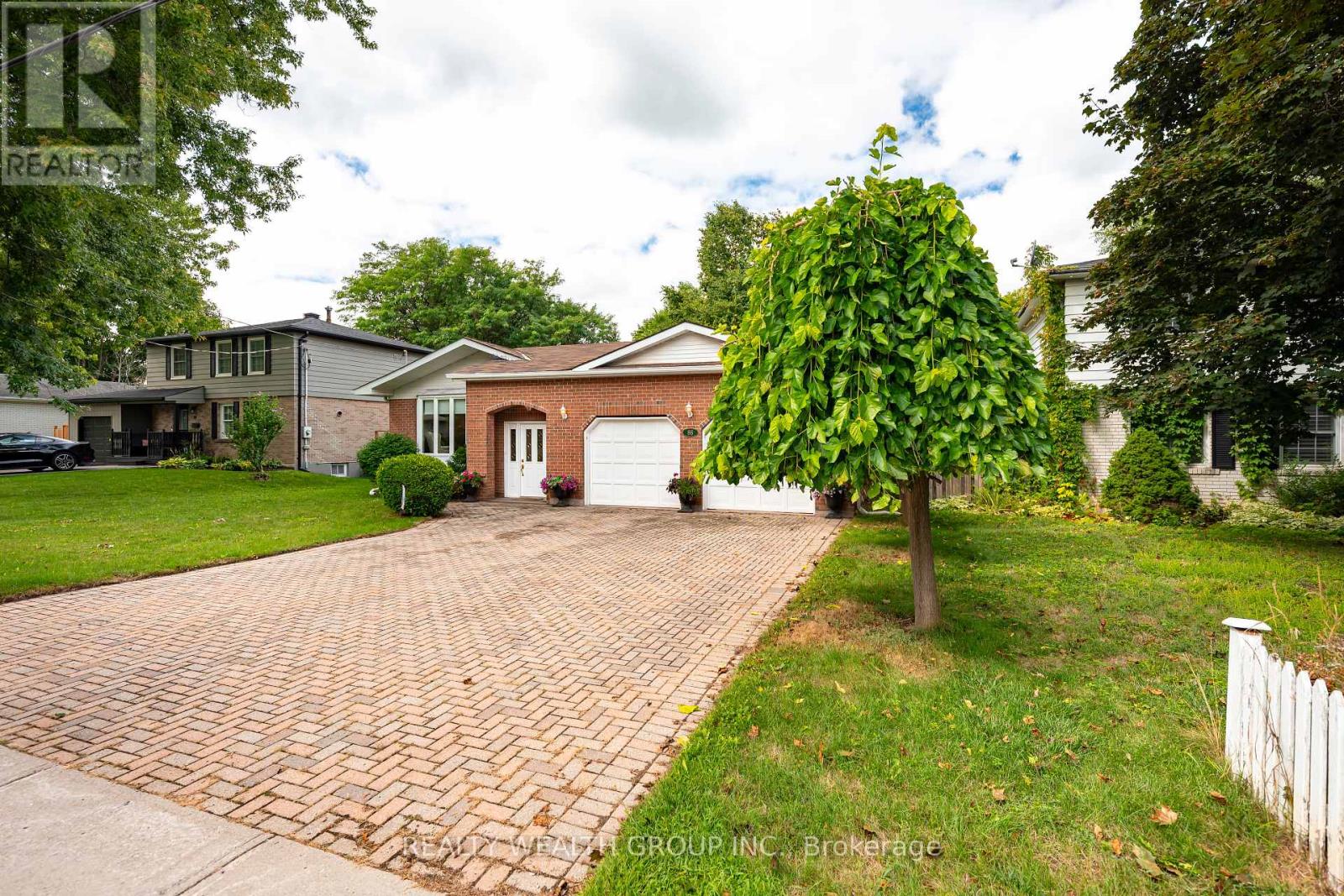 Photo 2 of 86 Alexander Road W, Newmarket ON