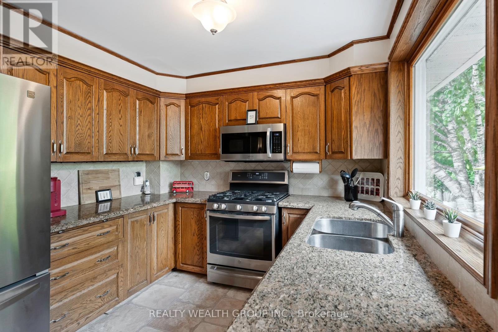Photo 21 of 86 Alexander Road W, Newmarket ON