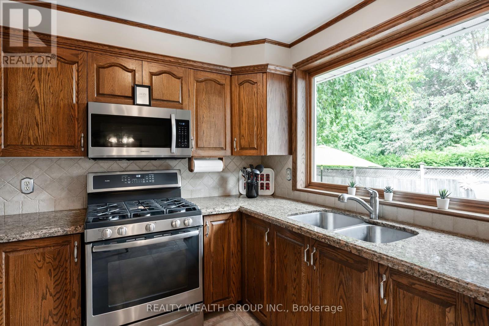Photo 22 of 86 Alexander Road W, Newmarket ON