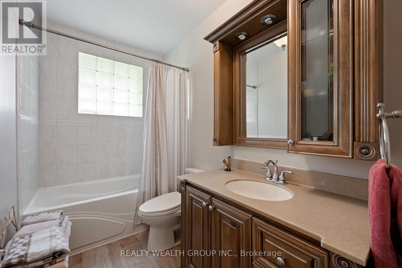 Photo 28 of 86 Alexander Road W, Newmarket ON