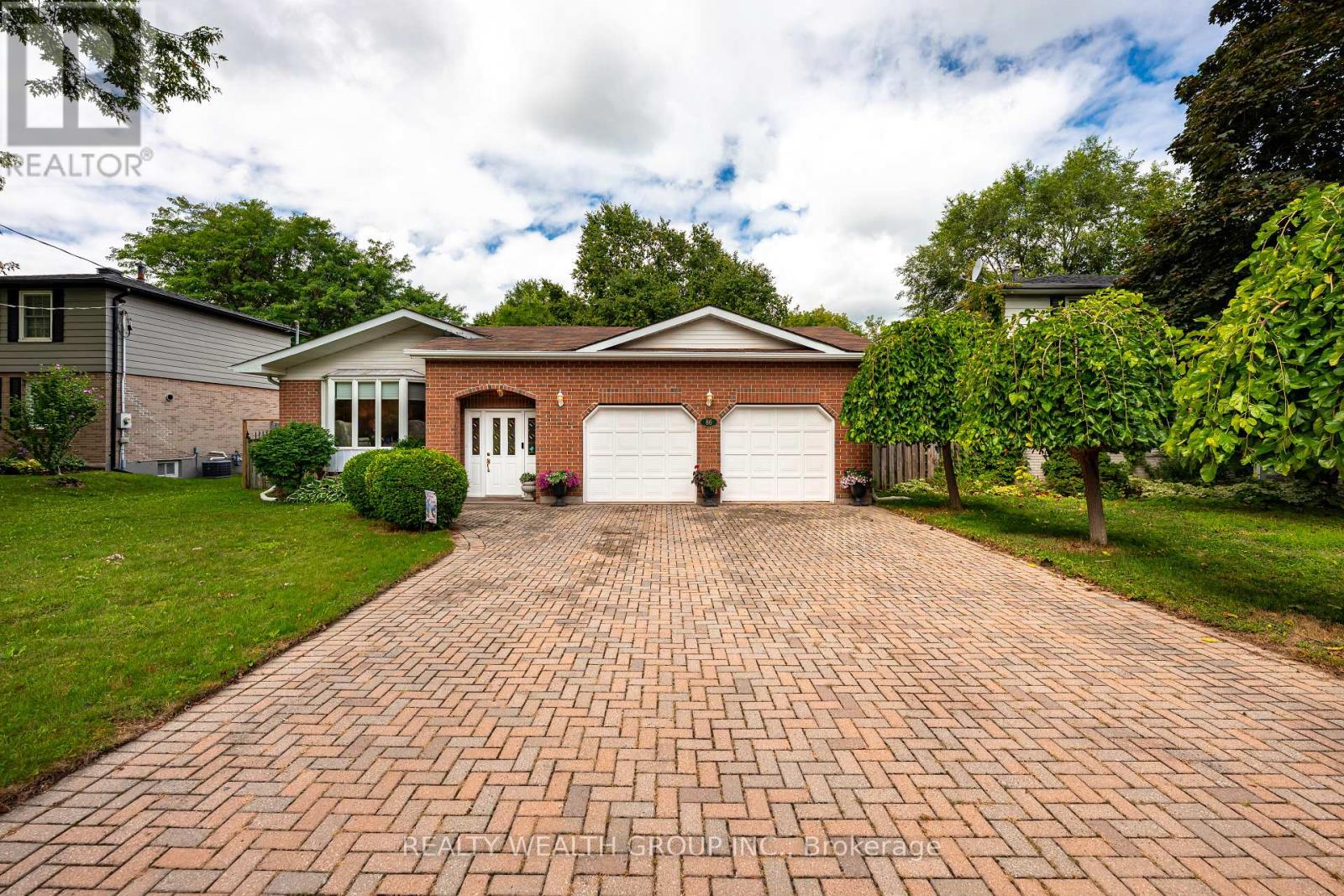Photo 3 of 86 Alexander Road W, Newmarket ON