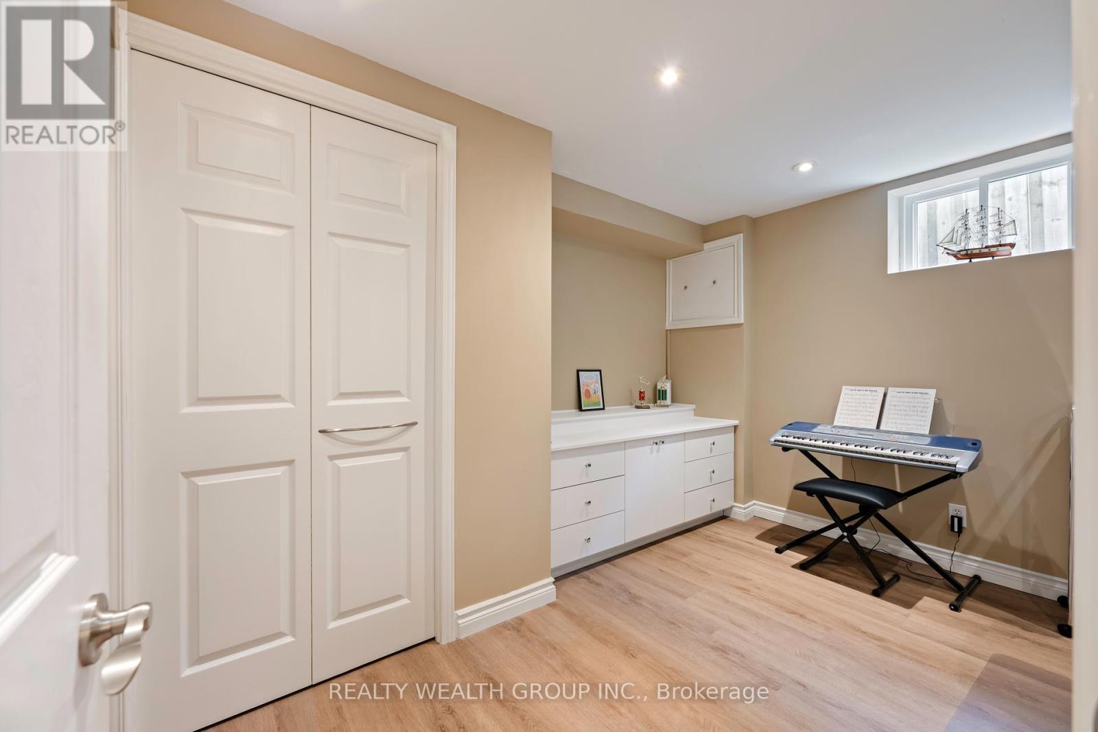 Photo 30 of 86 Alexander Road W, Newmarket ON