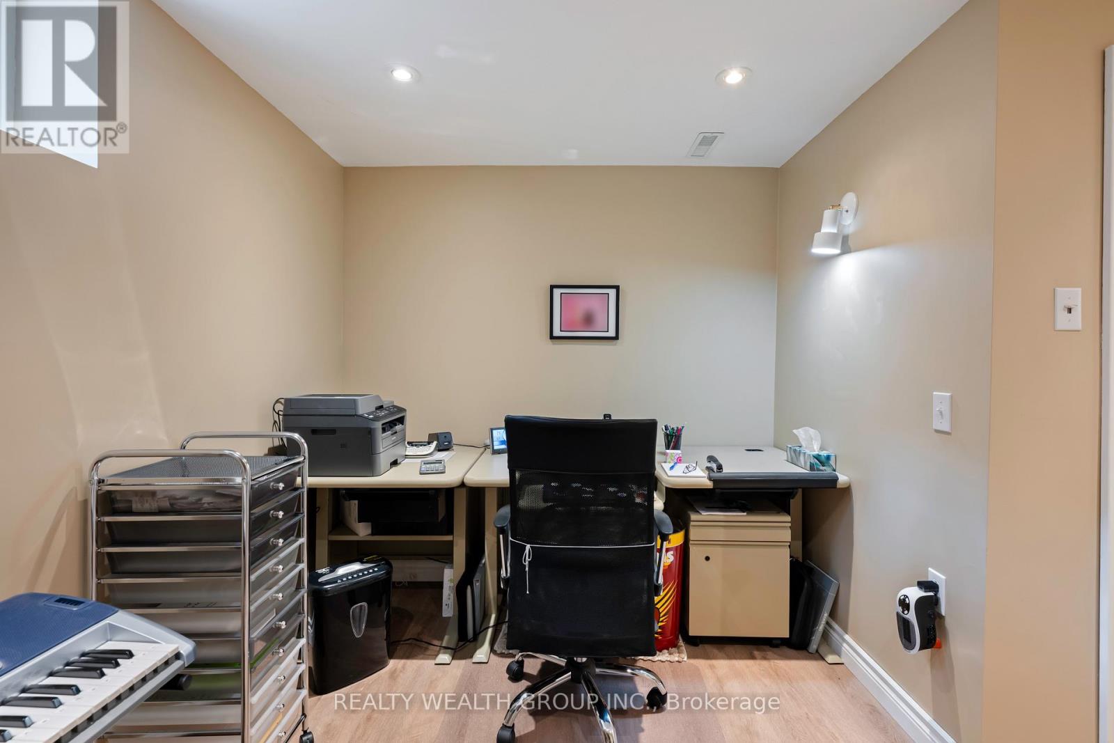 Photo 32 of 86 Alexander Road W, Newmarket ON