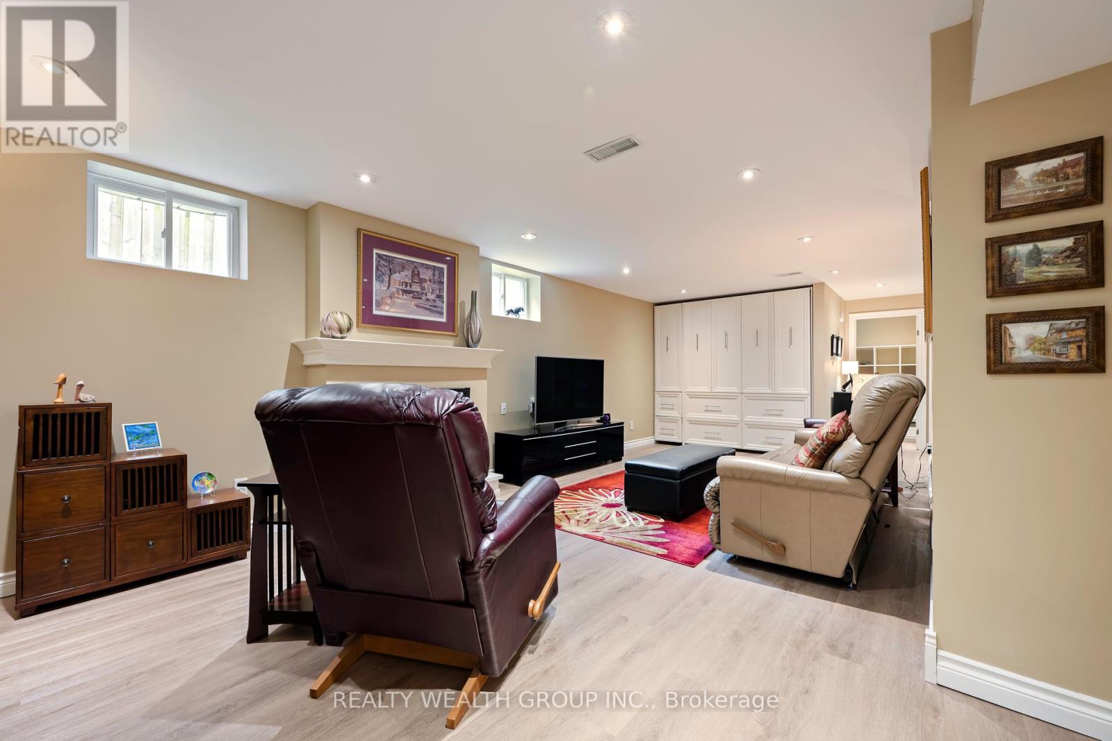 Photo 34 of 86 Alexander Road W, Newmarket ON