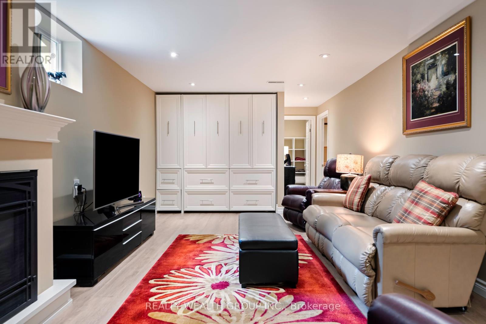 Photo 35 of 86 Alexander Road W, Newmarket ON