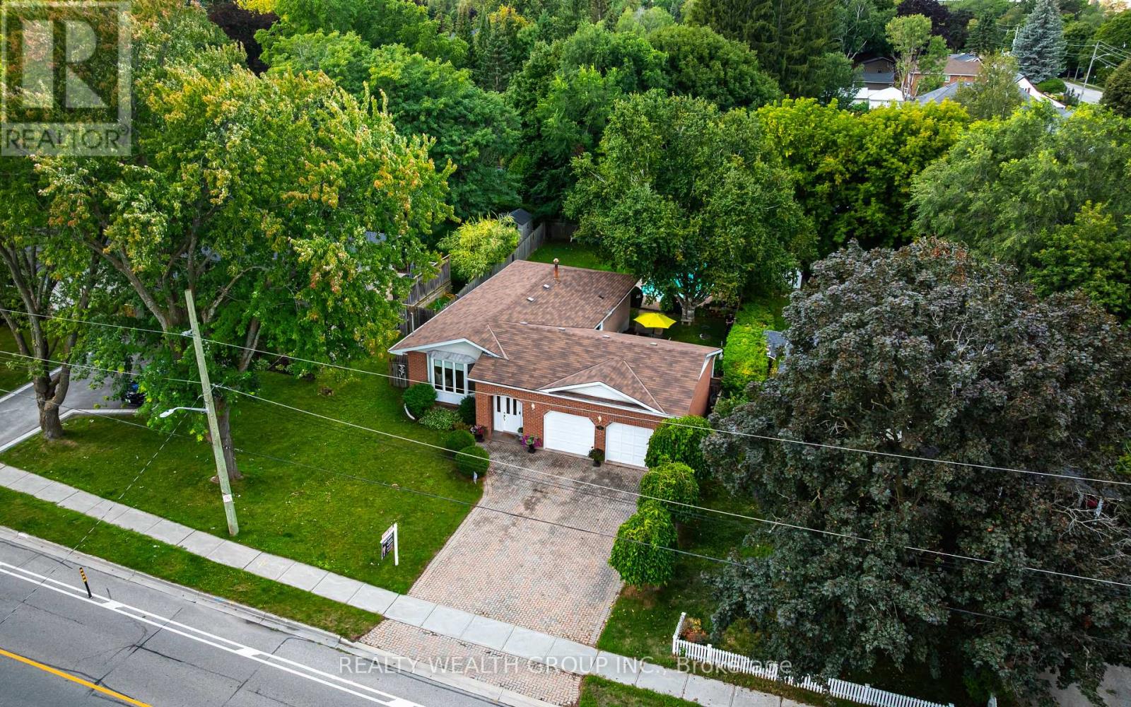 Photo 4 of 86 Alexander Road W, Newmarket ON