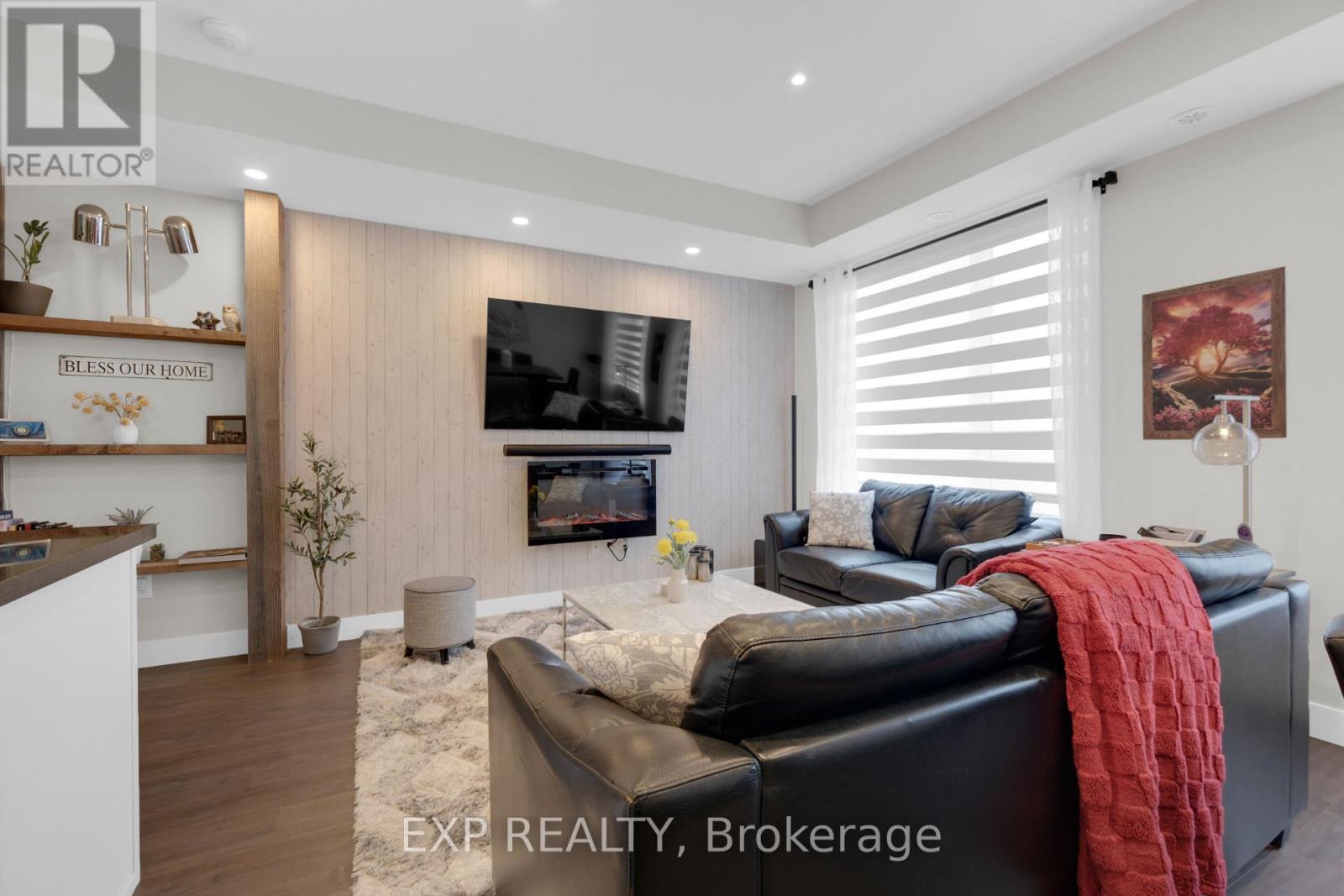 Photo 11 of 112 600 Alex Gardner Circle, Aurora ON