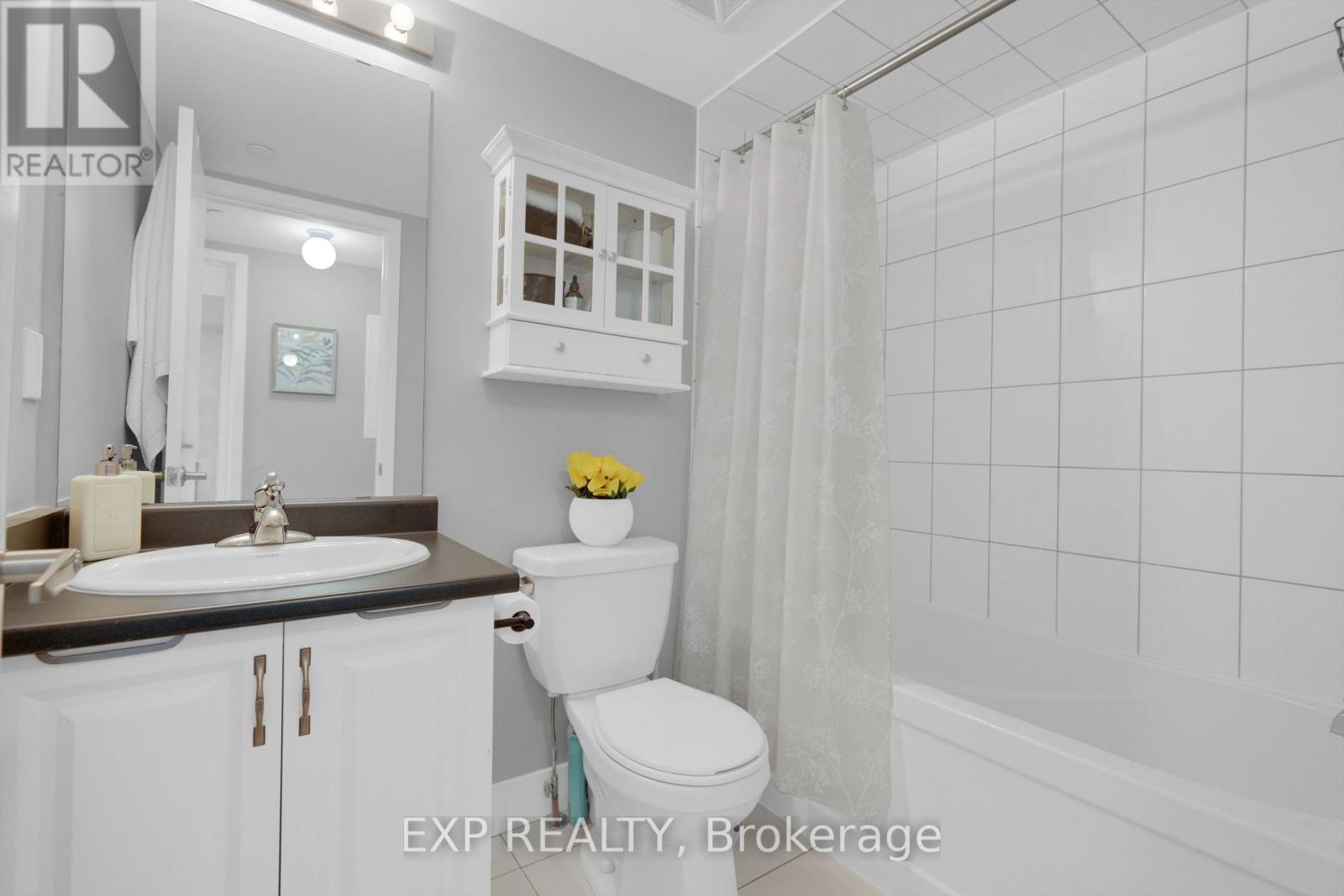 Photo 21 of 112 600 Alex Gardner Circle, Aurora ON