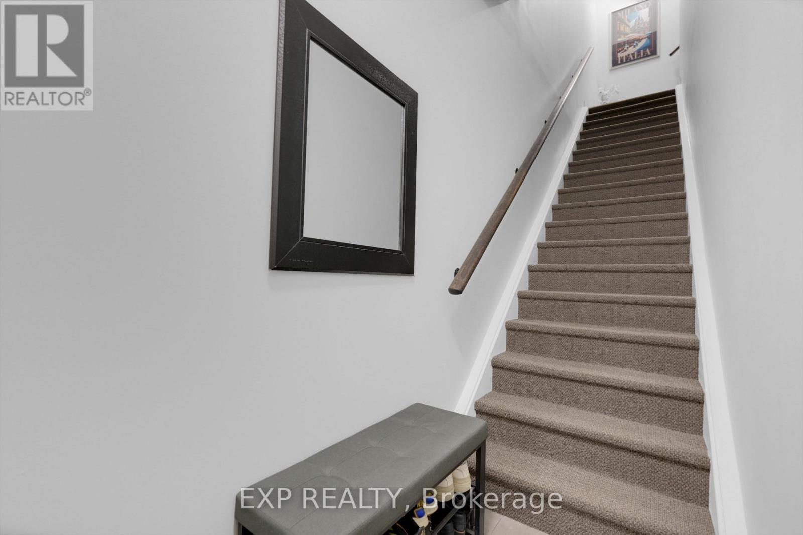 Photo 3 of 112 600 Alex Gardner Circle, Aurora ON