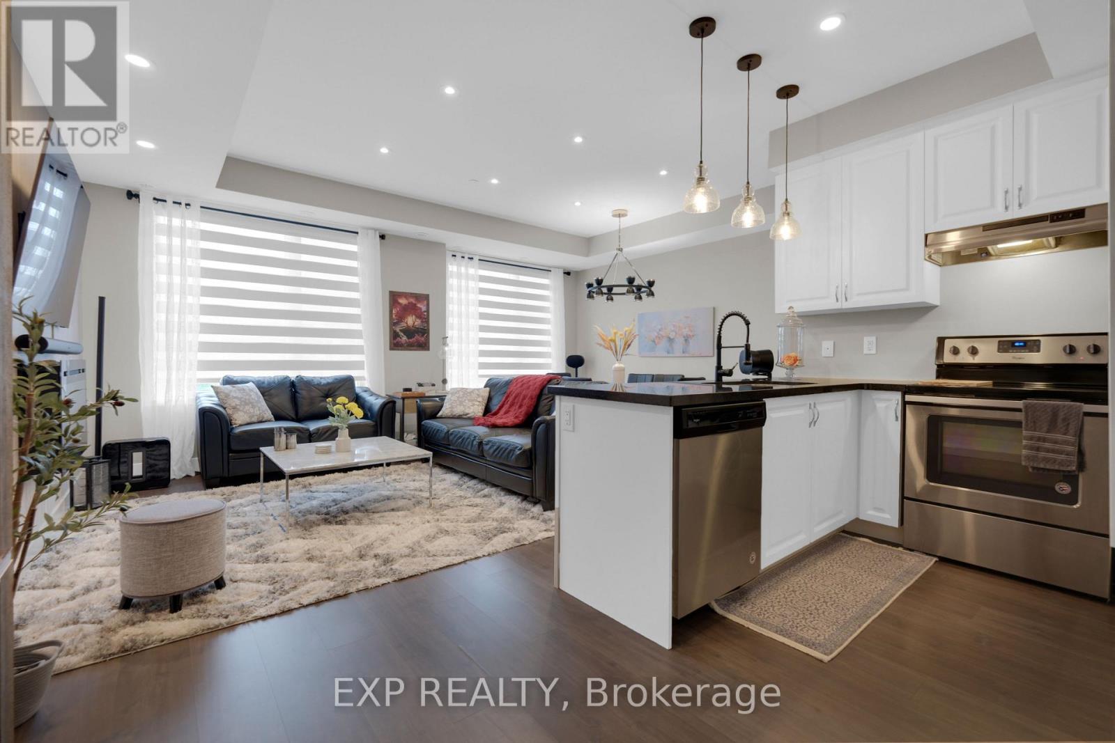 Photo 4 of 112 600 Alex Gardner Circle, Aurora ON