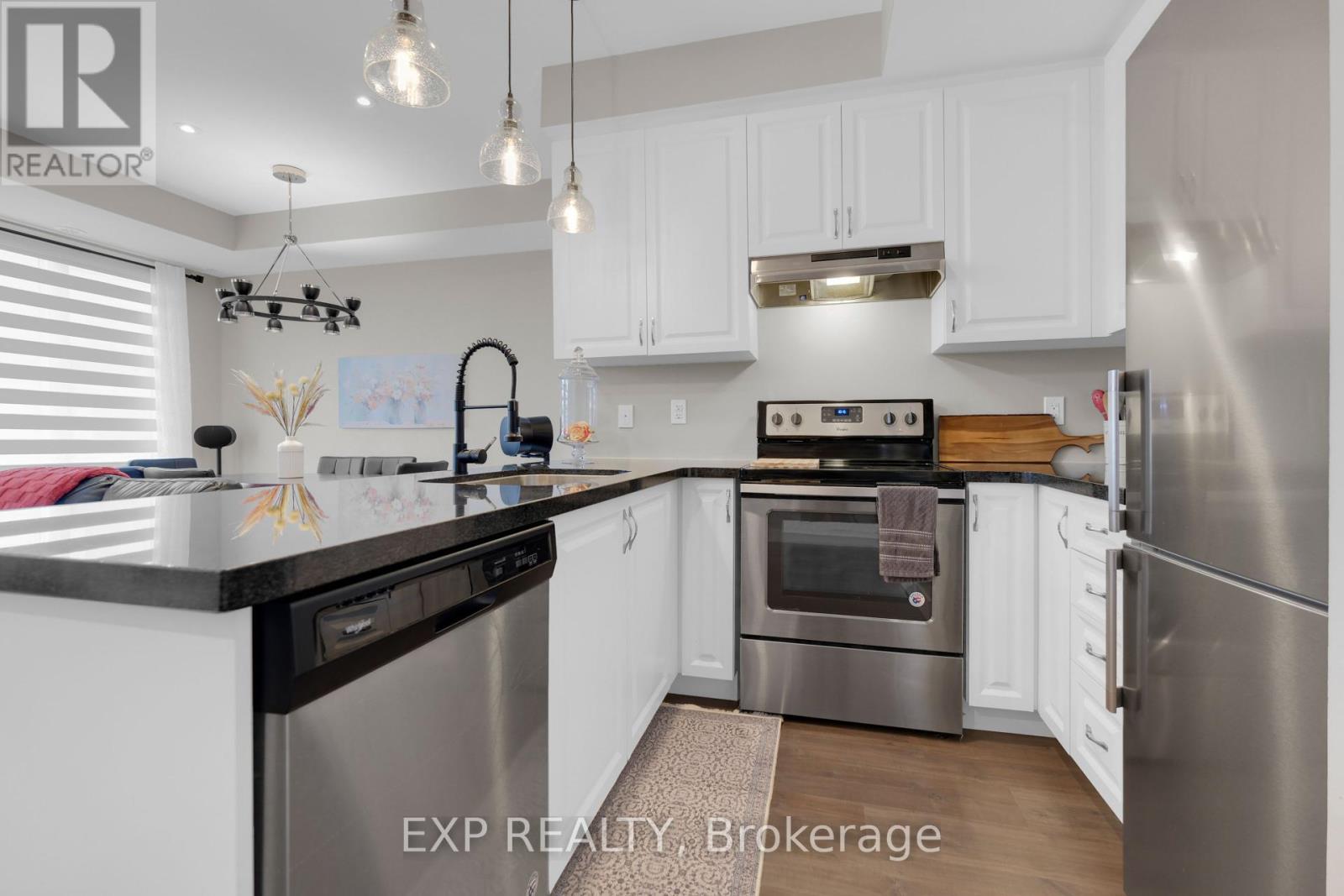 Photo 5 of 112 600 Alex Gardner Circle, Aurora ON