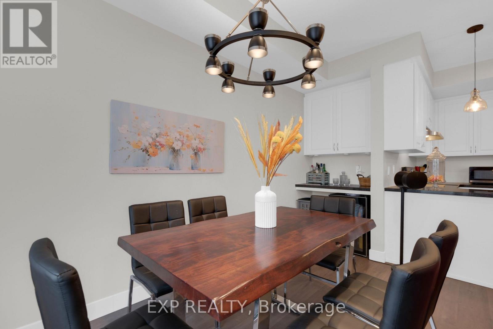 Photo 7 of 112 600 Alex Gardner Circle, Aurora ON