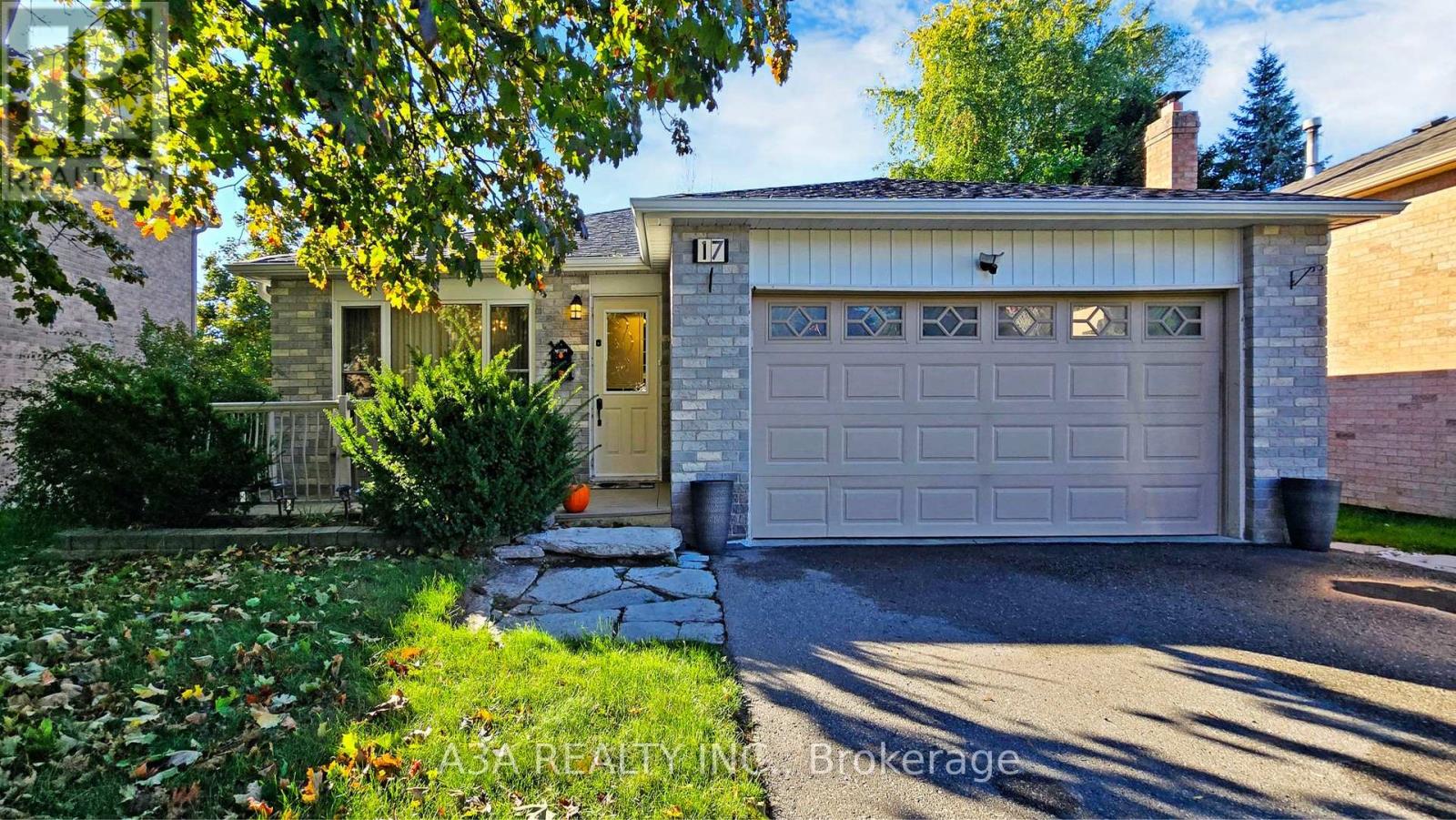 Photo 1 of 17 Beckett Avenue, East Gwillimbury ON