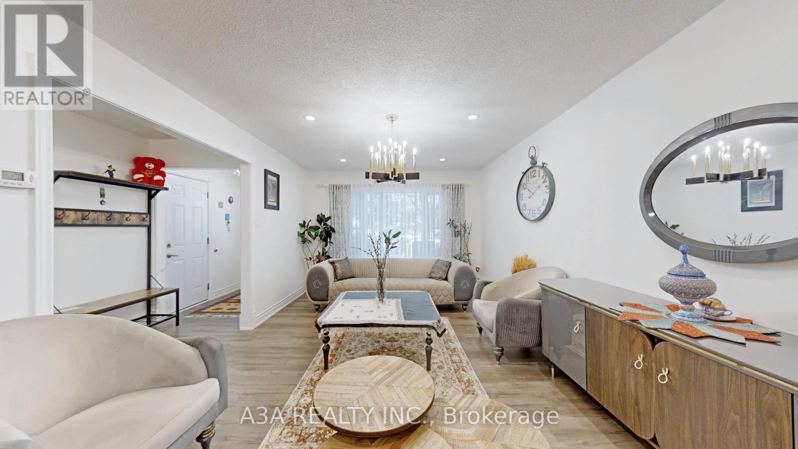 Photo 5 of 17 Beckett Avenue, East Gwillimbury ON