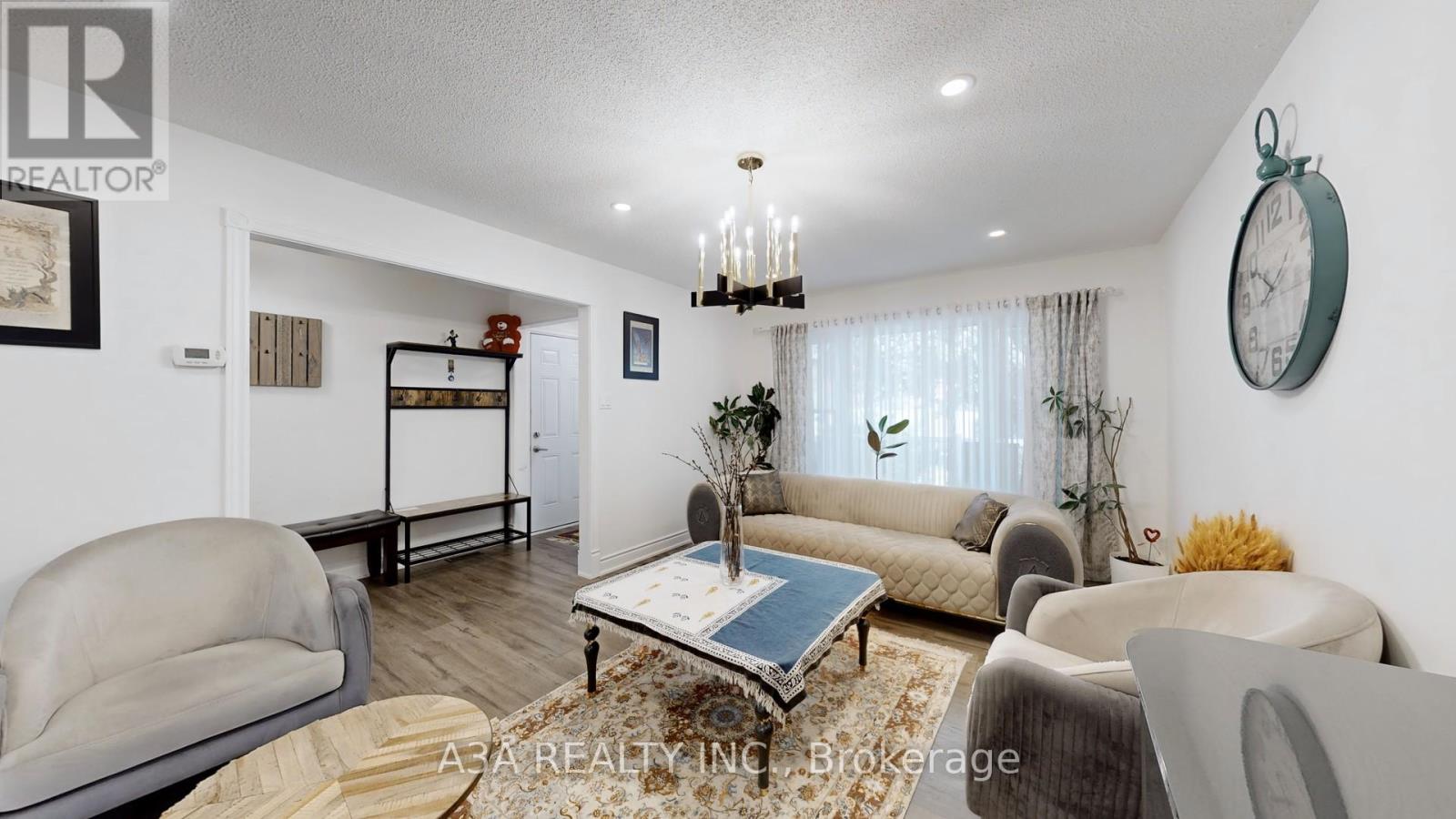 Photo 7 of 17 Beckett Avenue, East Gwillimbury ON