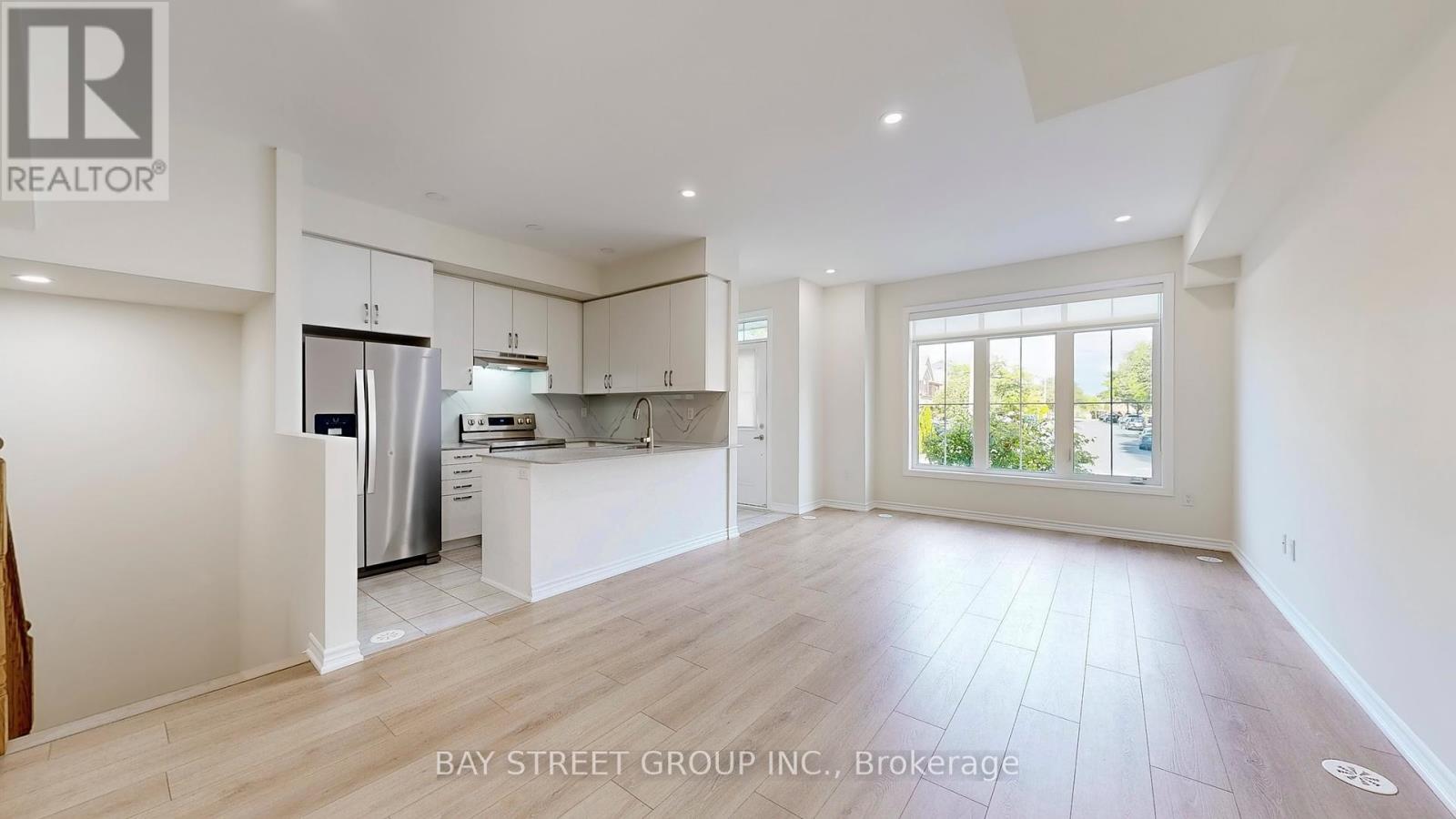 Photo 10 of 22 181 Parktree Drive, Vaughan ON