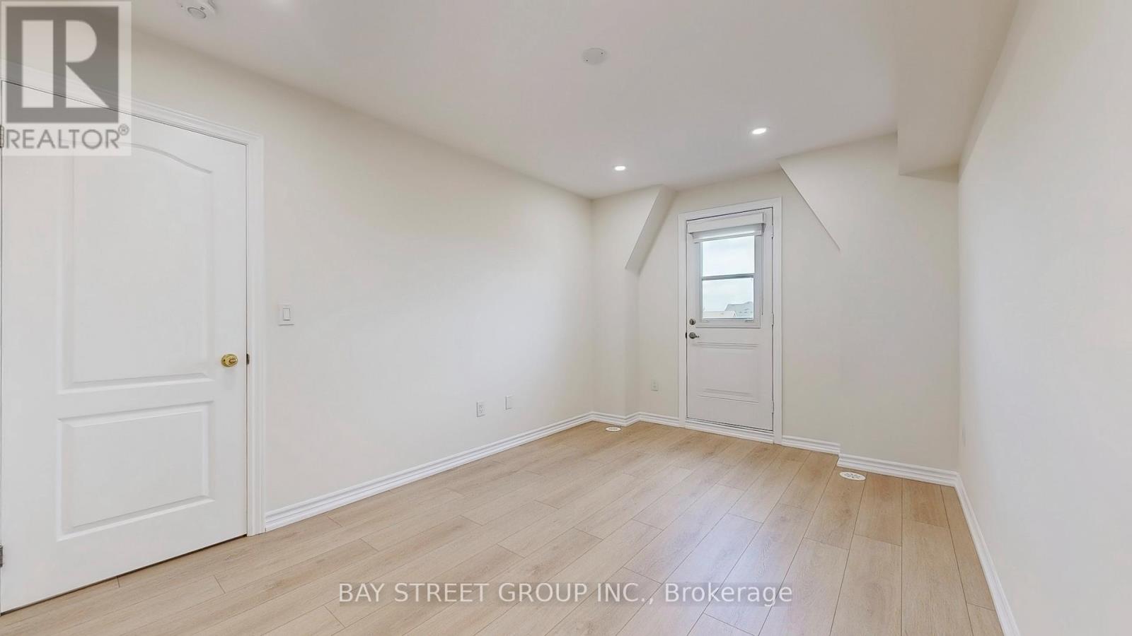 Photo 13 of 22 181 Parktree Drive, Vaughan ON