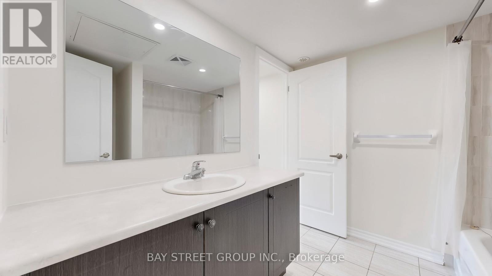 Photo 14 of 22 181 Parktree Drive, Vaughan ON