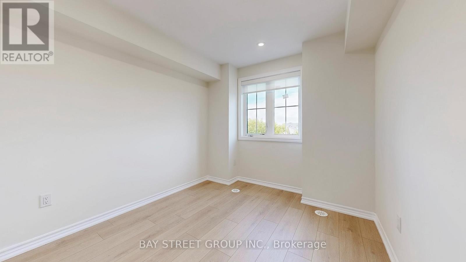Photo 15 of 22 181 Parktree Drive, Vaughan ON