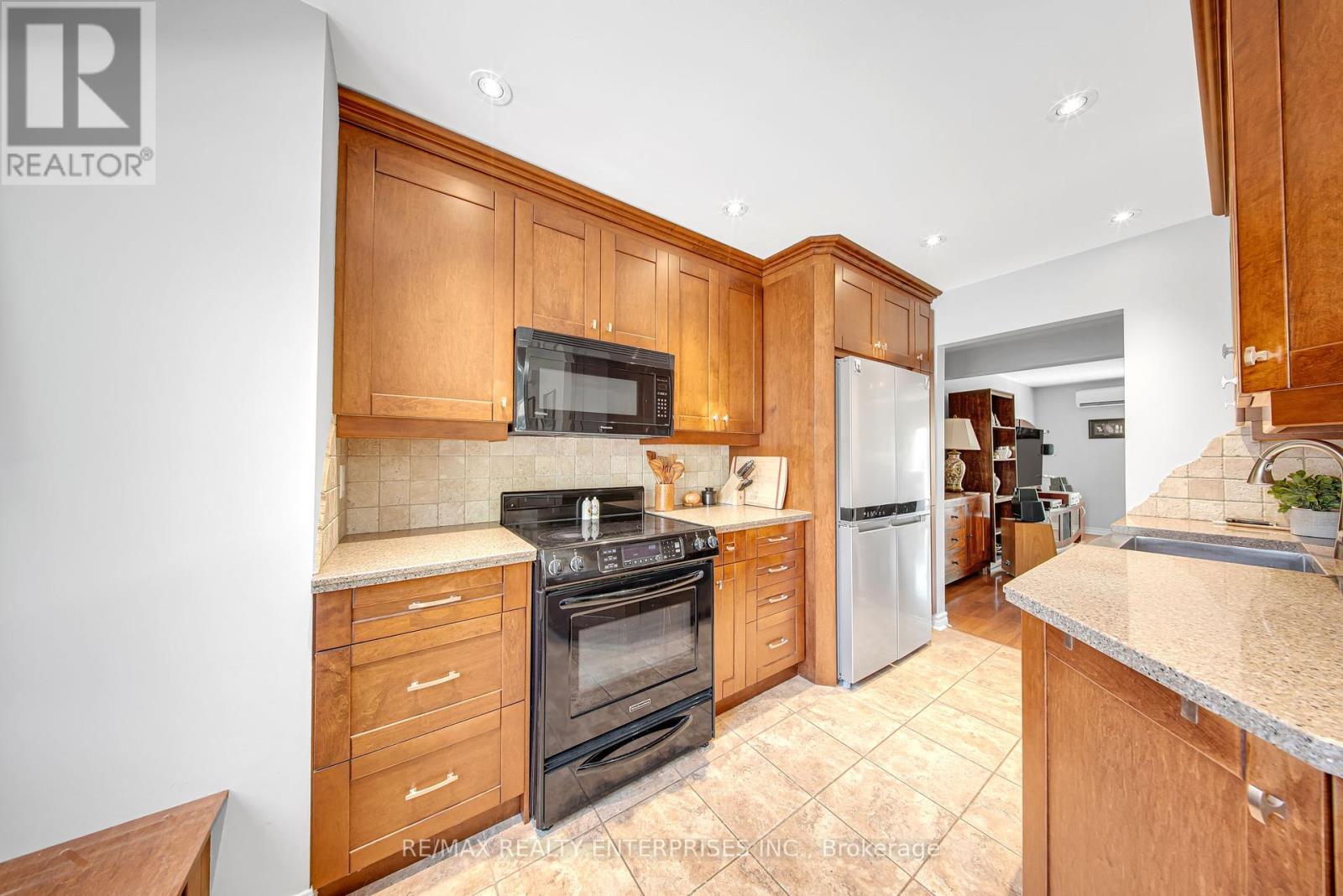 Photo 10 of 5 2056 Lakeshore Road W, Oakville ON