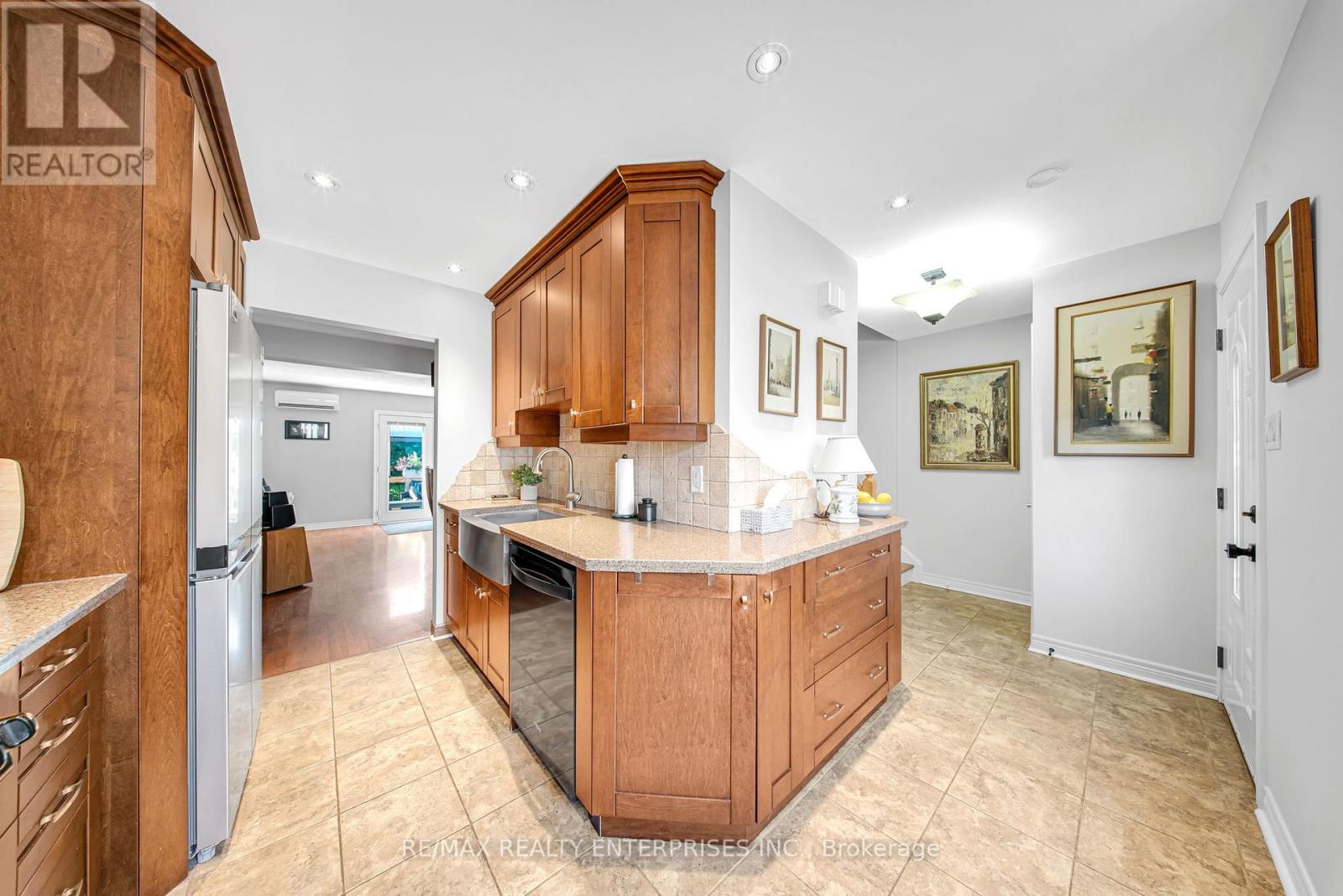 Photo 11 of 5 2056 Lakeshore Road W, Oakville ON