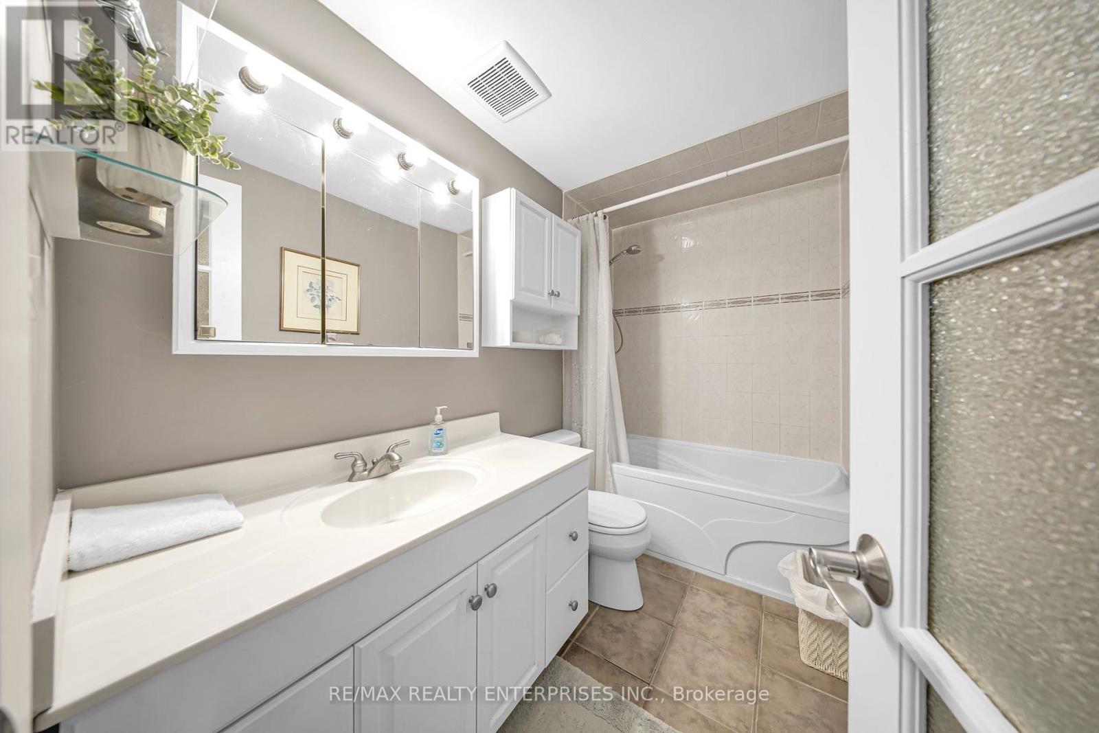 Photo 28 of 5 2056 Lakeshore Road W, Oakville ON
