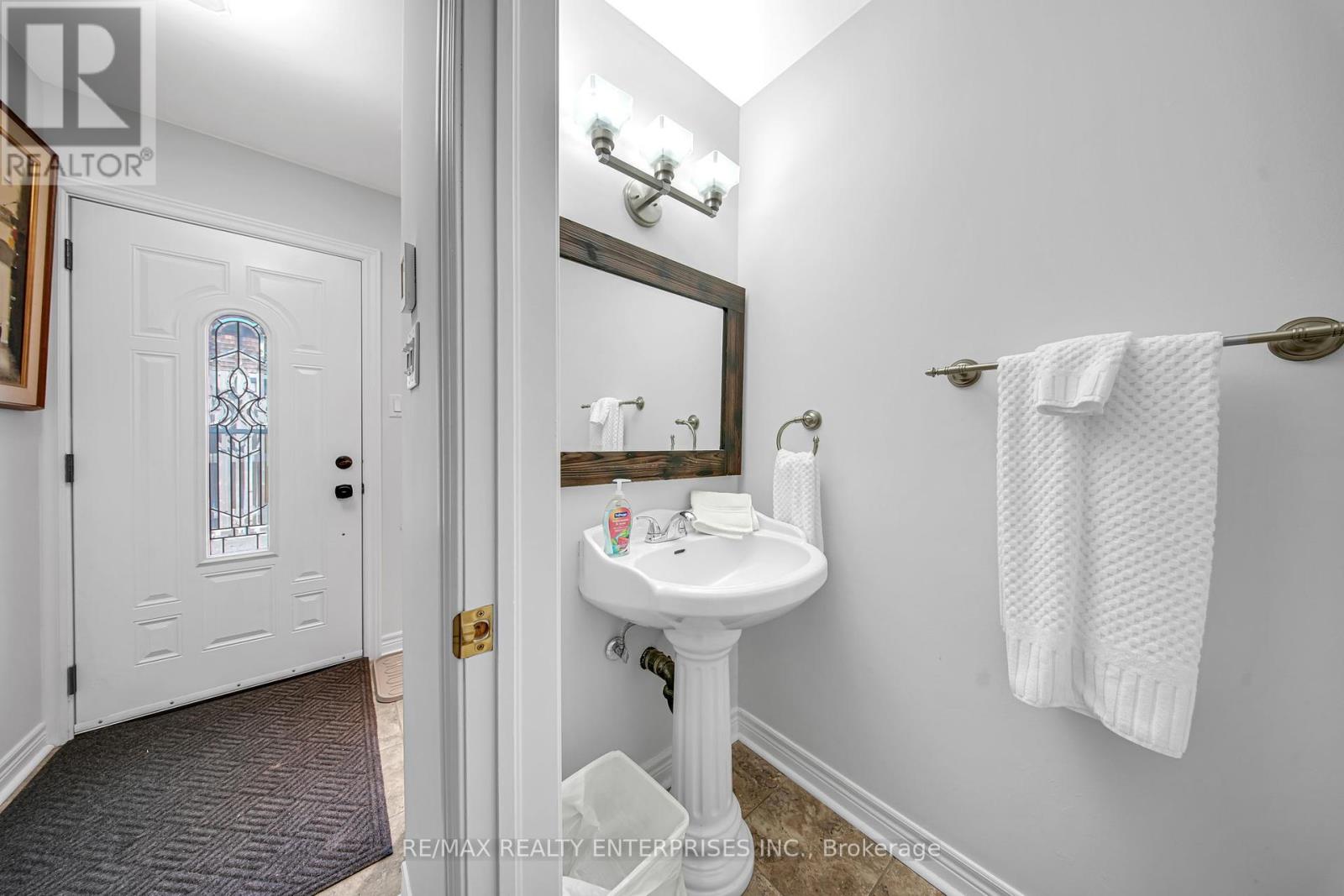 Photo 5 of 5 2056 Lakeshore Road W, Oakville ON