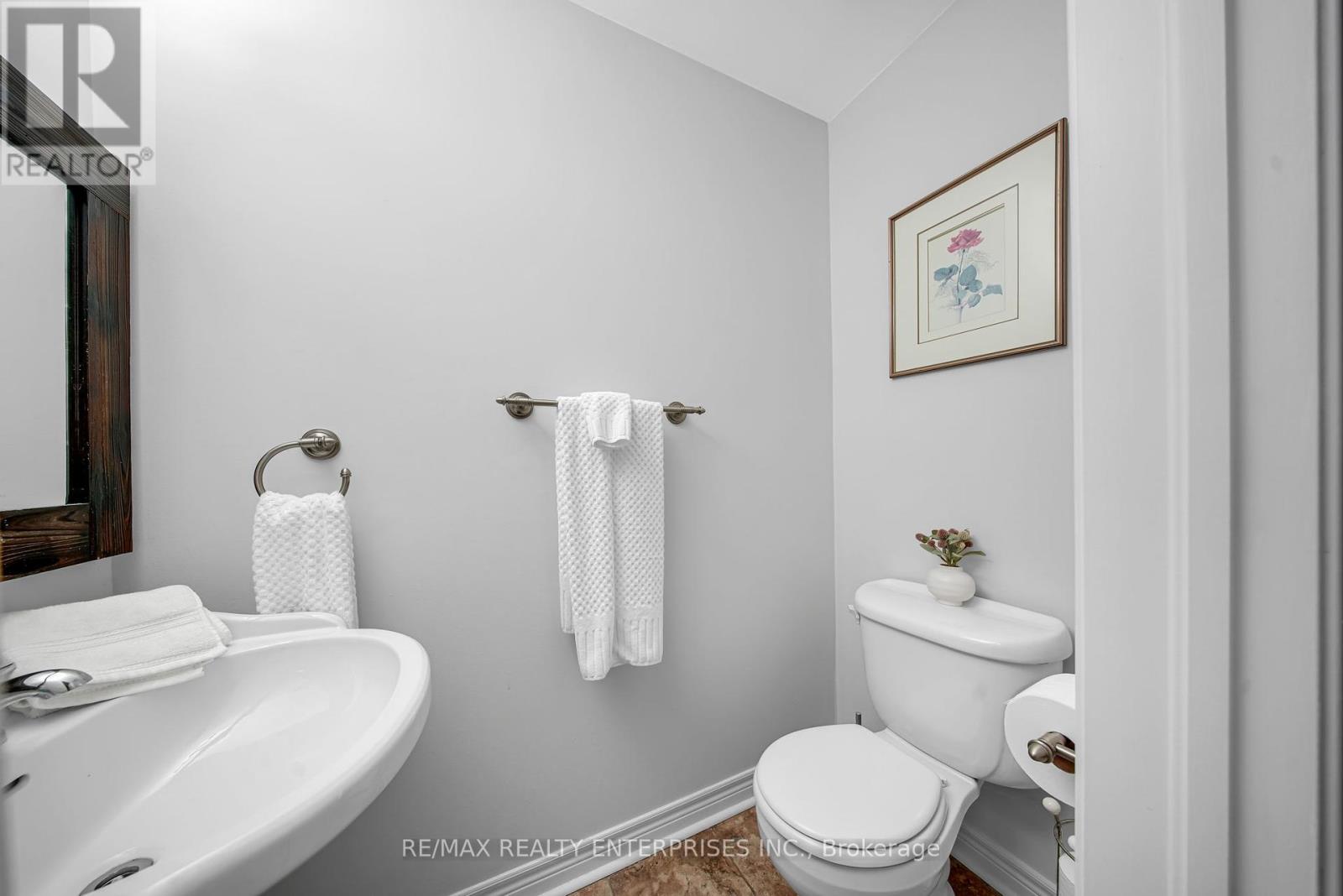 Photo 6 of 5 2056 Lakeshore Road W, Oakville ON