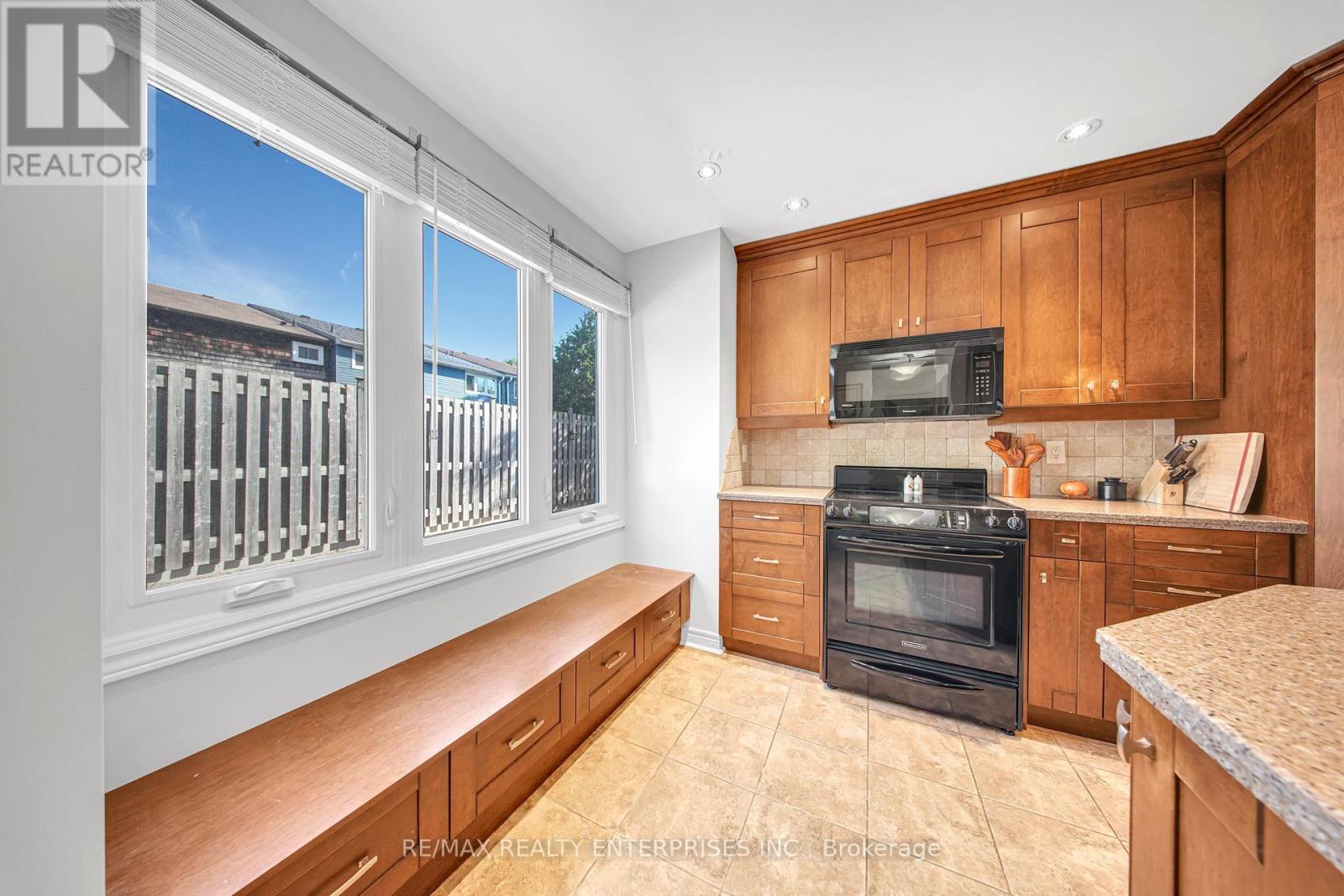 Photo 9 of 5 2056 Lakeshore Road W, Oakville ON