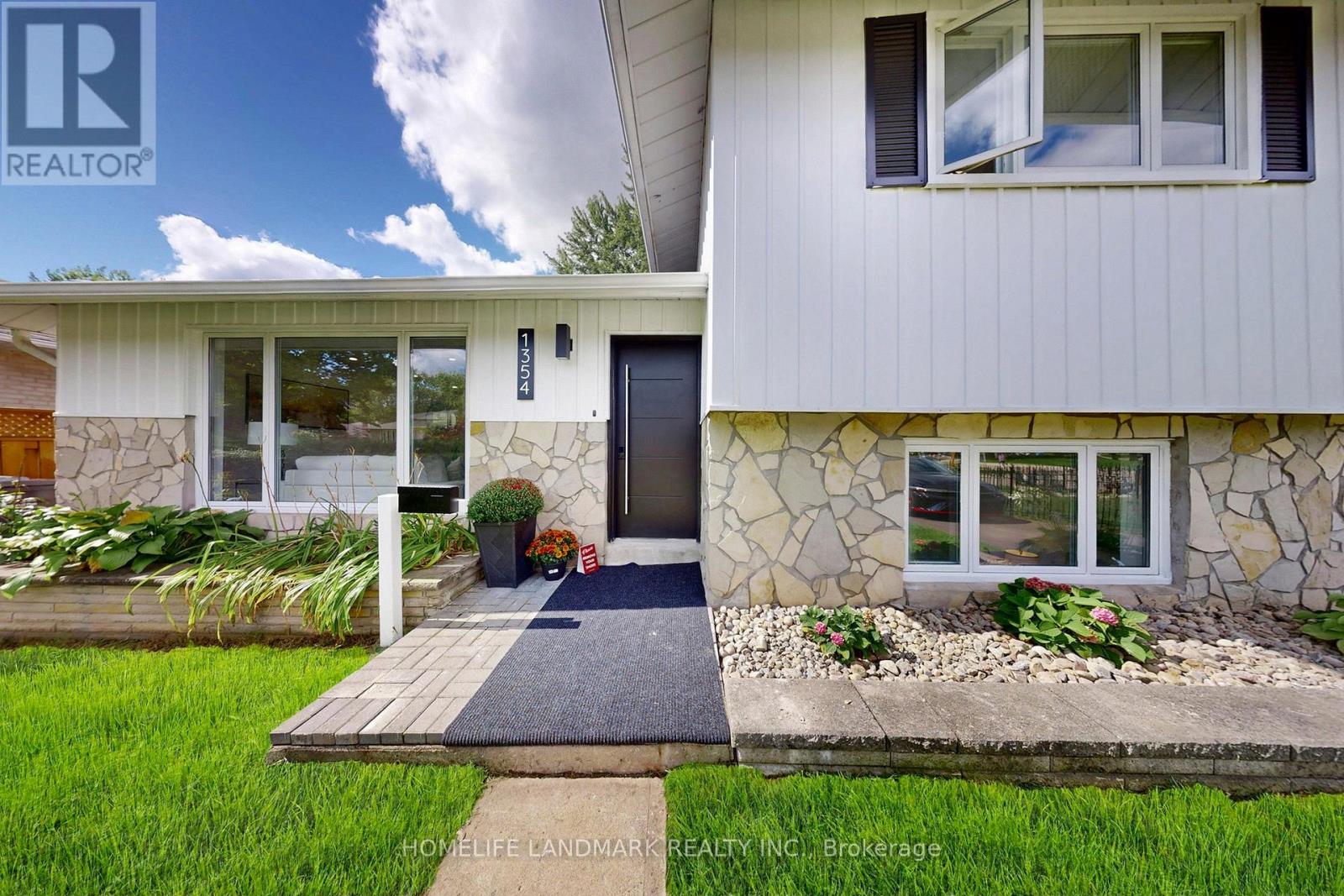 Photo 2 of 1354 Kelly Road, Mississauga ON