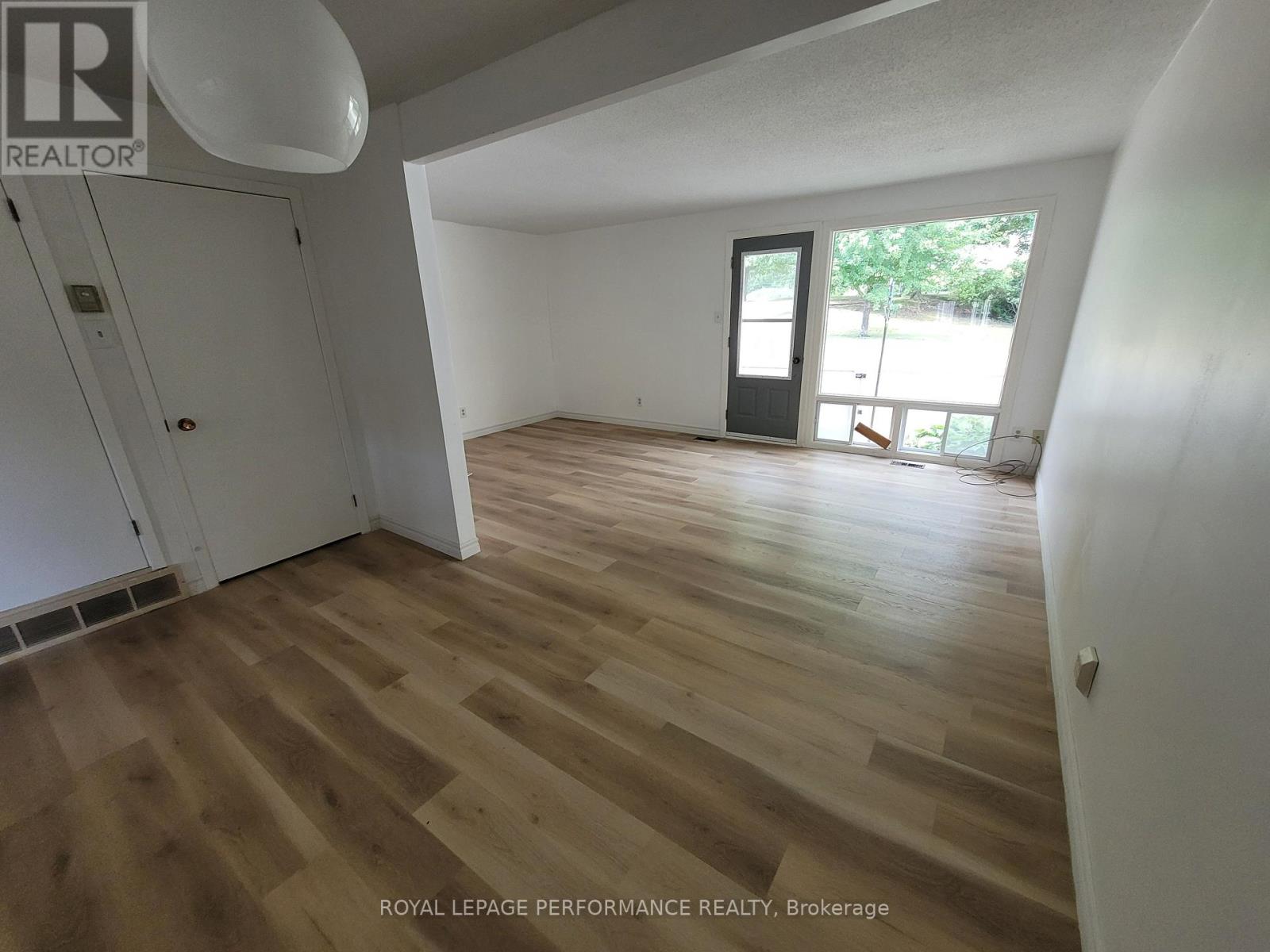 Photo 11 of 903 J Elmsmere Road, Ottawa ON