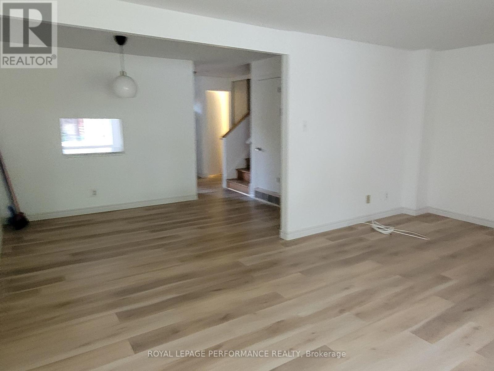 Photo 13 of 903 J Elmsmere Road, Ottawa ON