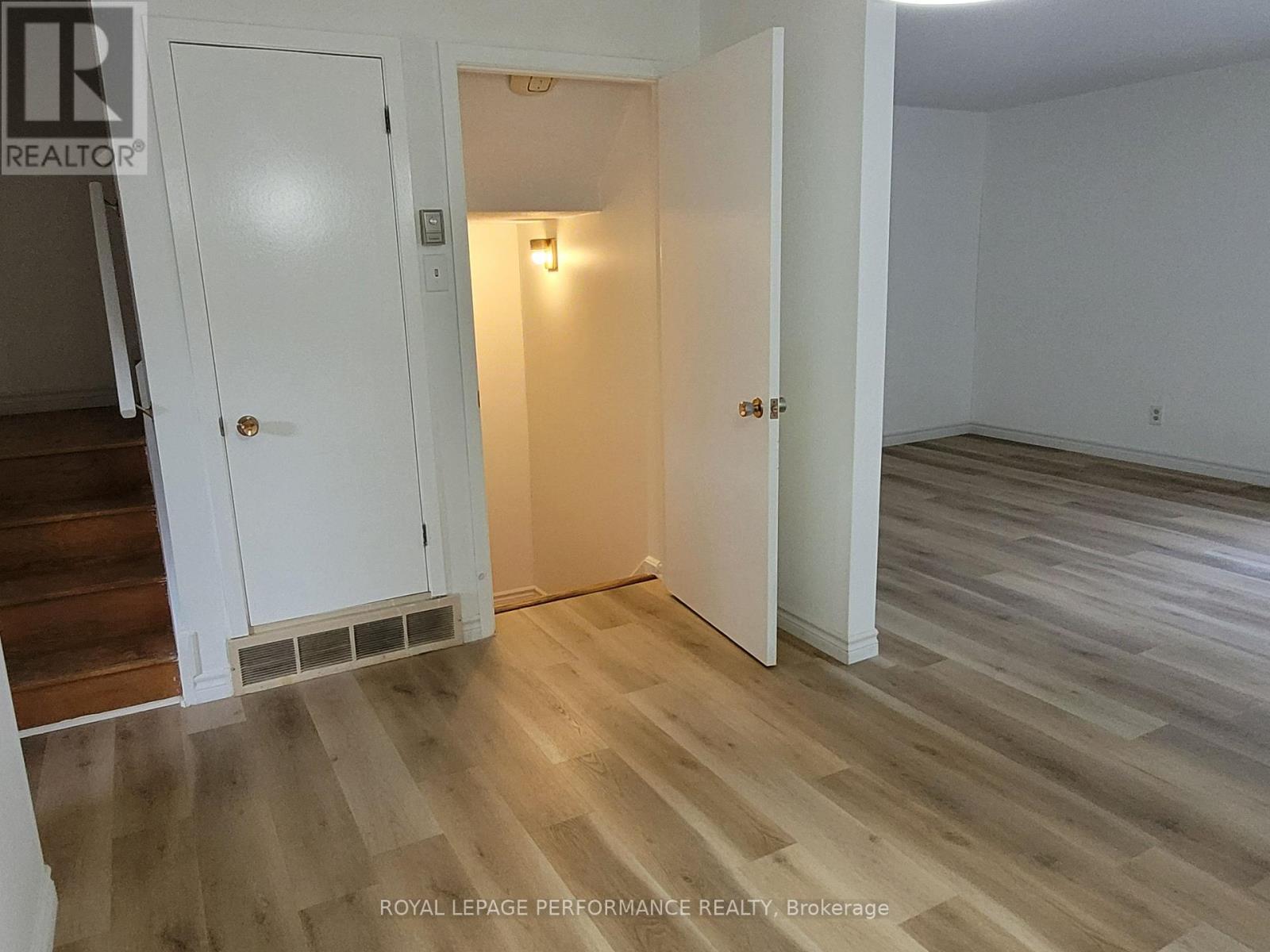 Photo 14 of 903 J Elmsmere Road, Ottawa ON
