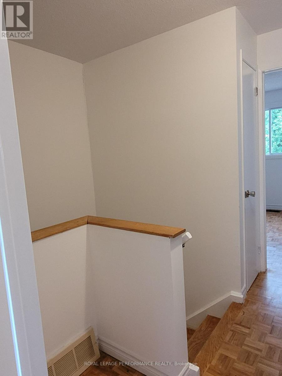 Photo 15 of 903 J Elmsmere Road, Ottawa ON
