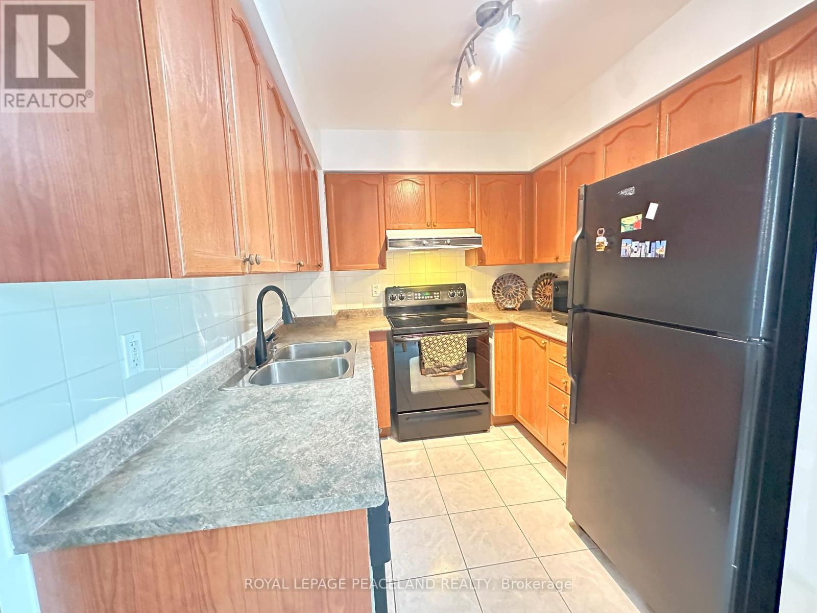 Photo 16 of Lph 03 11 Oneida Crescent, Richmond Hill ON