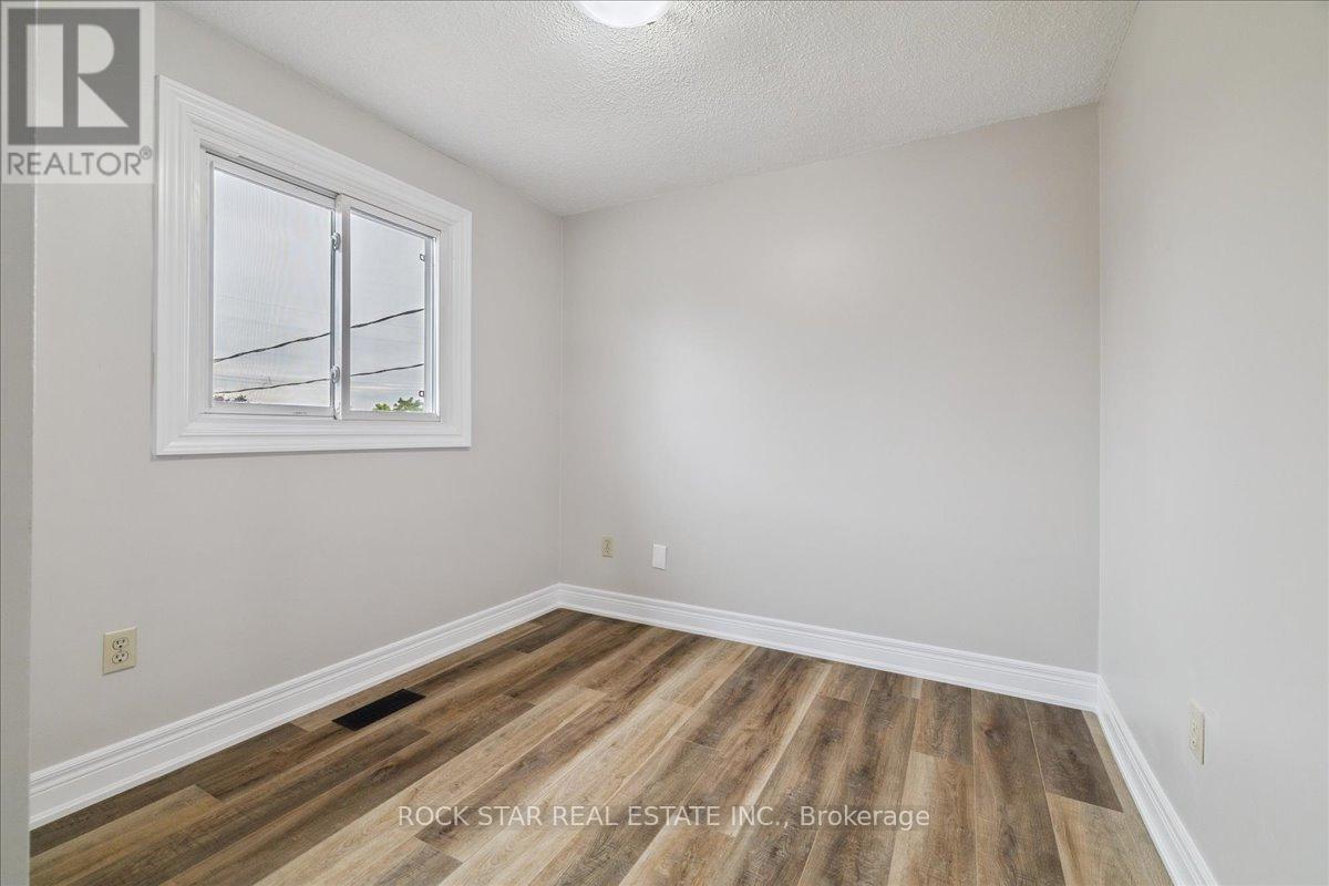 Photo 29 of 61 Adis Avenue, Hamilton ON