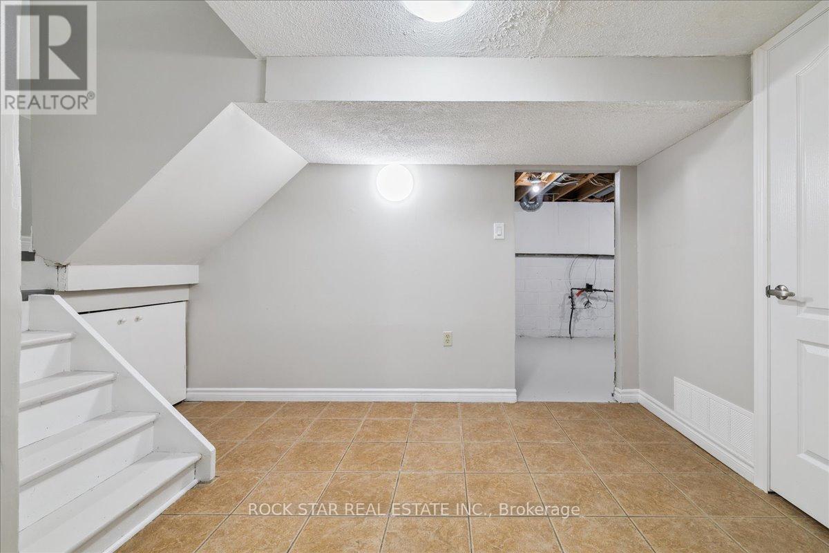 Photo 32 of 61 Adis Avenue, Hamilton ON