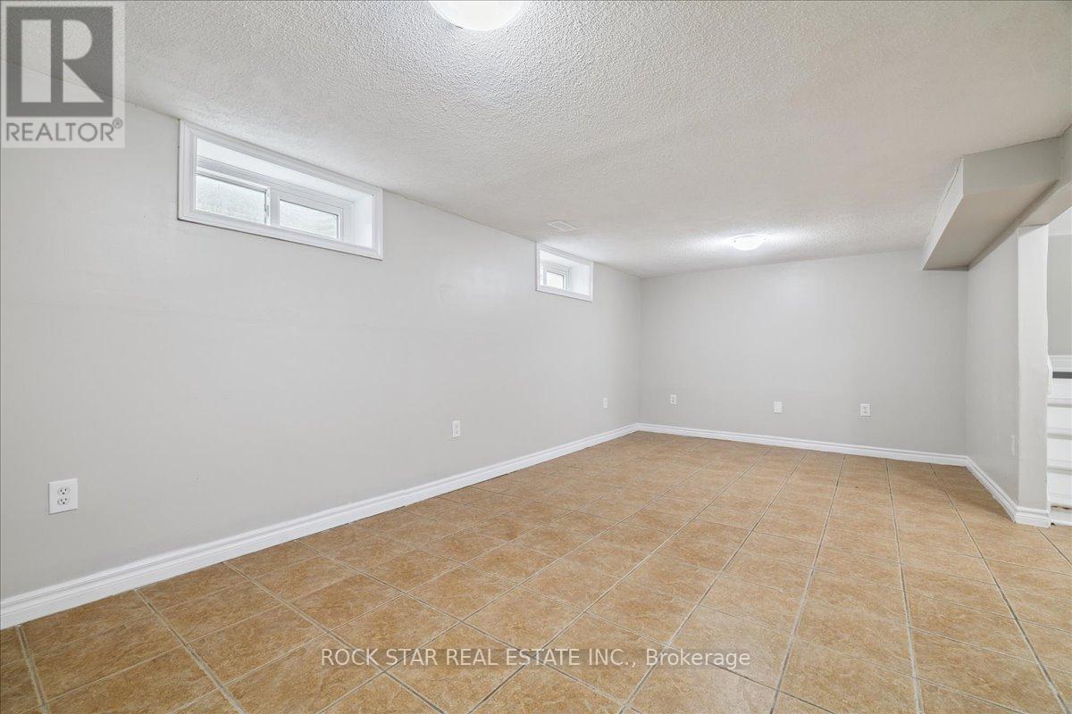 Photo 34 of 61 Adis Avenue, Hamilton ON