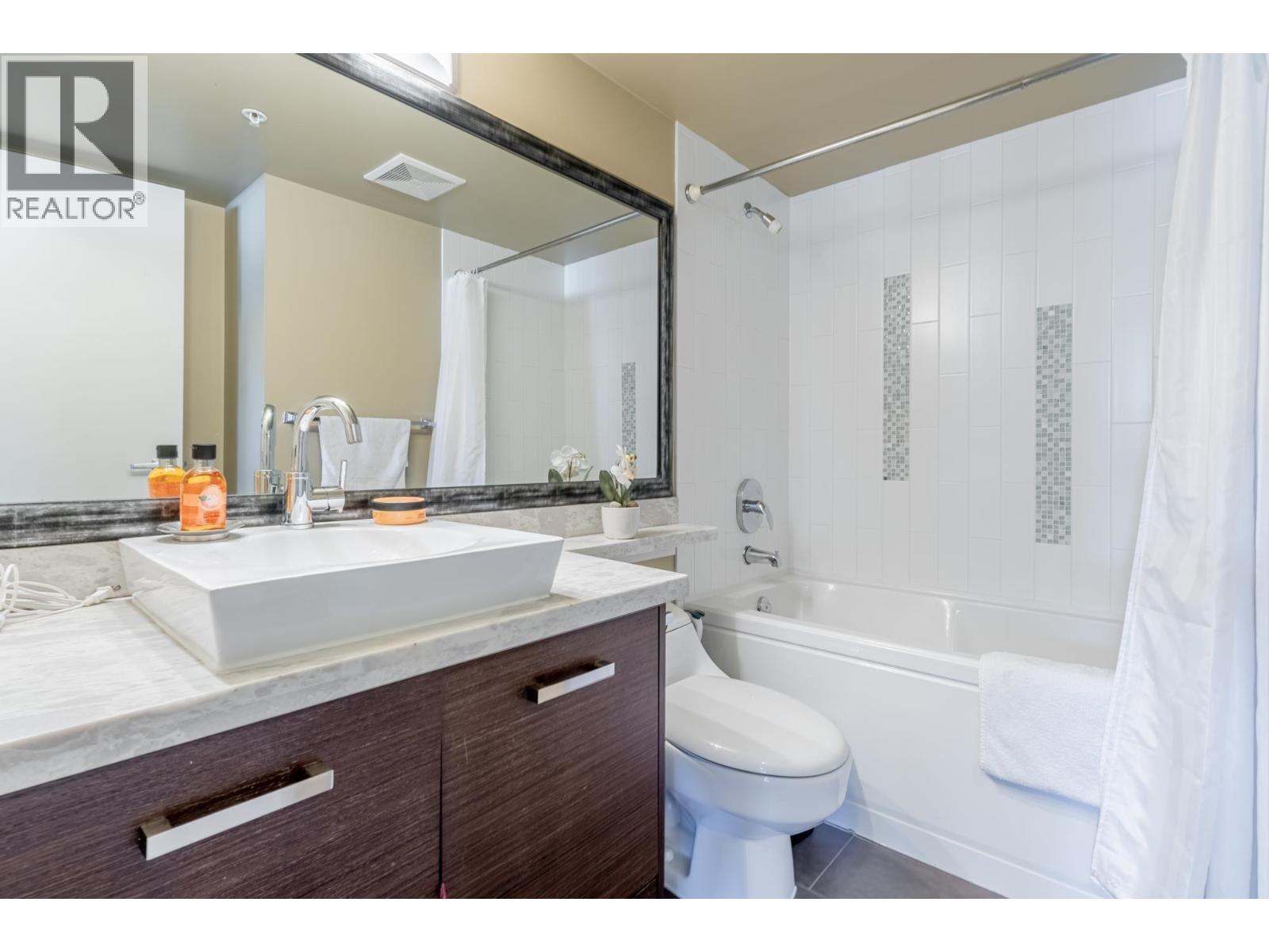 Photo 6 of 801 2959 Glen Drive, Coquitlam BC