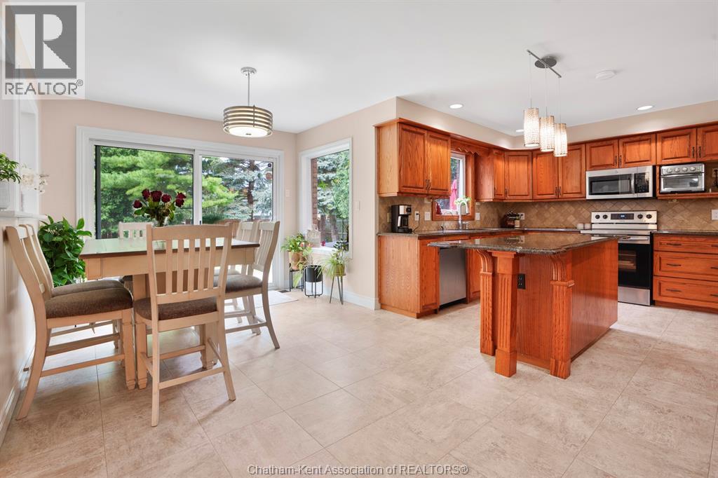 Photo 10 of 34 Braemar Boulevard, Chatham ON