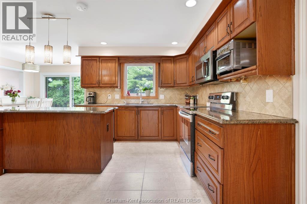 Photo 15 of 34 Braemar Boulevard, Chatham ON