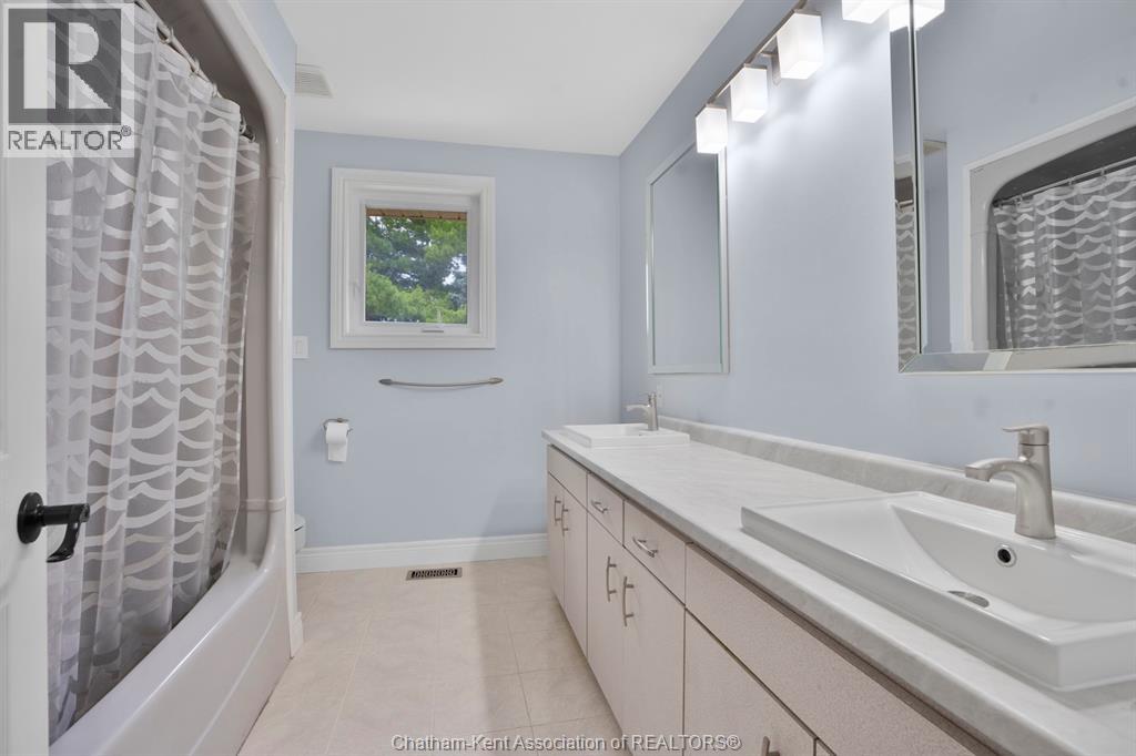 Photo 26 of 34 Braemar Boulevard, Chatham ON
