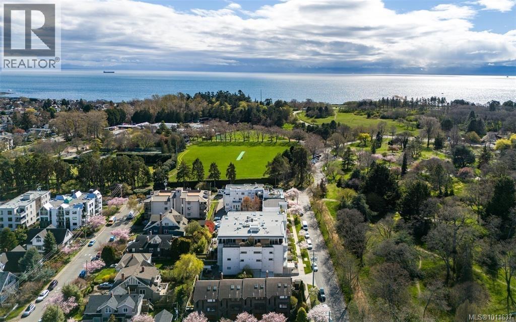Photo 2 of 206 986 Heywood Ave, Victoria BC