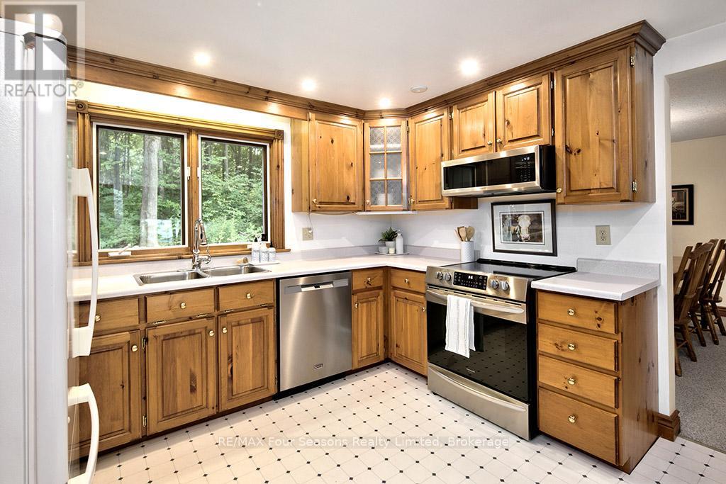 Photo 10 of 148 Northmount Crescent, Blue Mountains ON