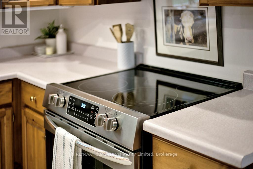Photo 11 of 148 Northmount Crescent, Blue Mountains ON