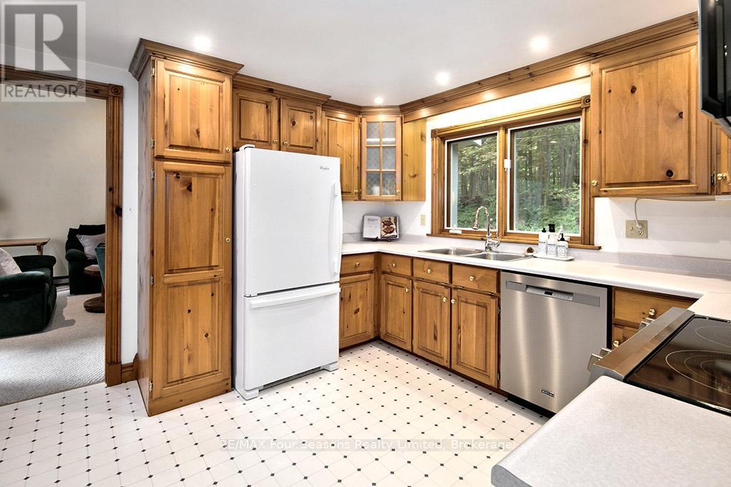 Photo 12 of 148 Northmount Crescent, Blue Mountains ON