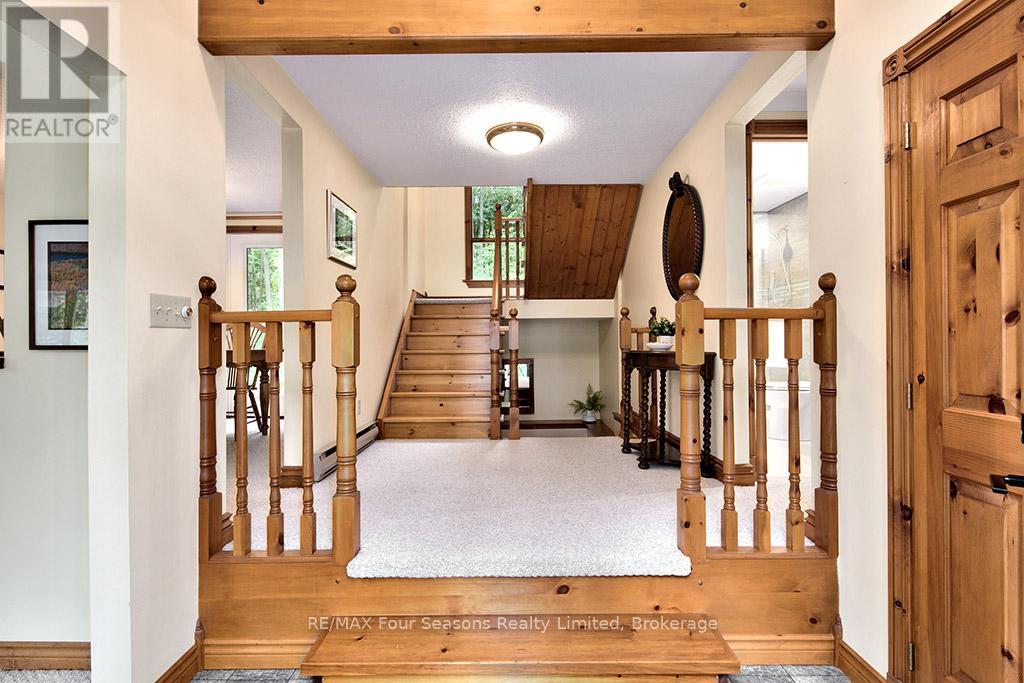 Photo 4 of 148 Northmount Crescent, Blue Mountains ON