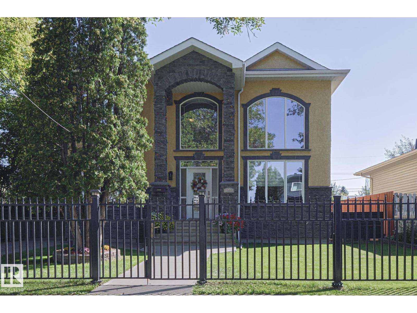 Photo 2 of 10731 150 St Nw, Edmonton AB
