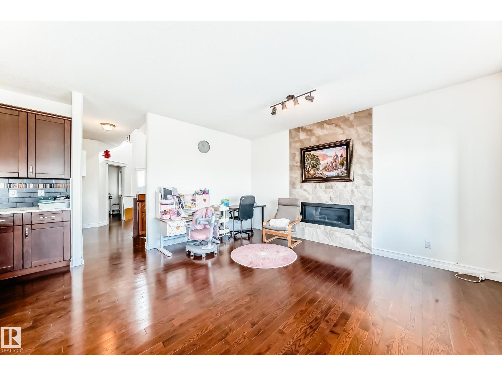 Photo 10 of 8412 218 St Nw, Edmonton AB