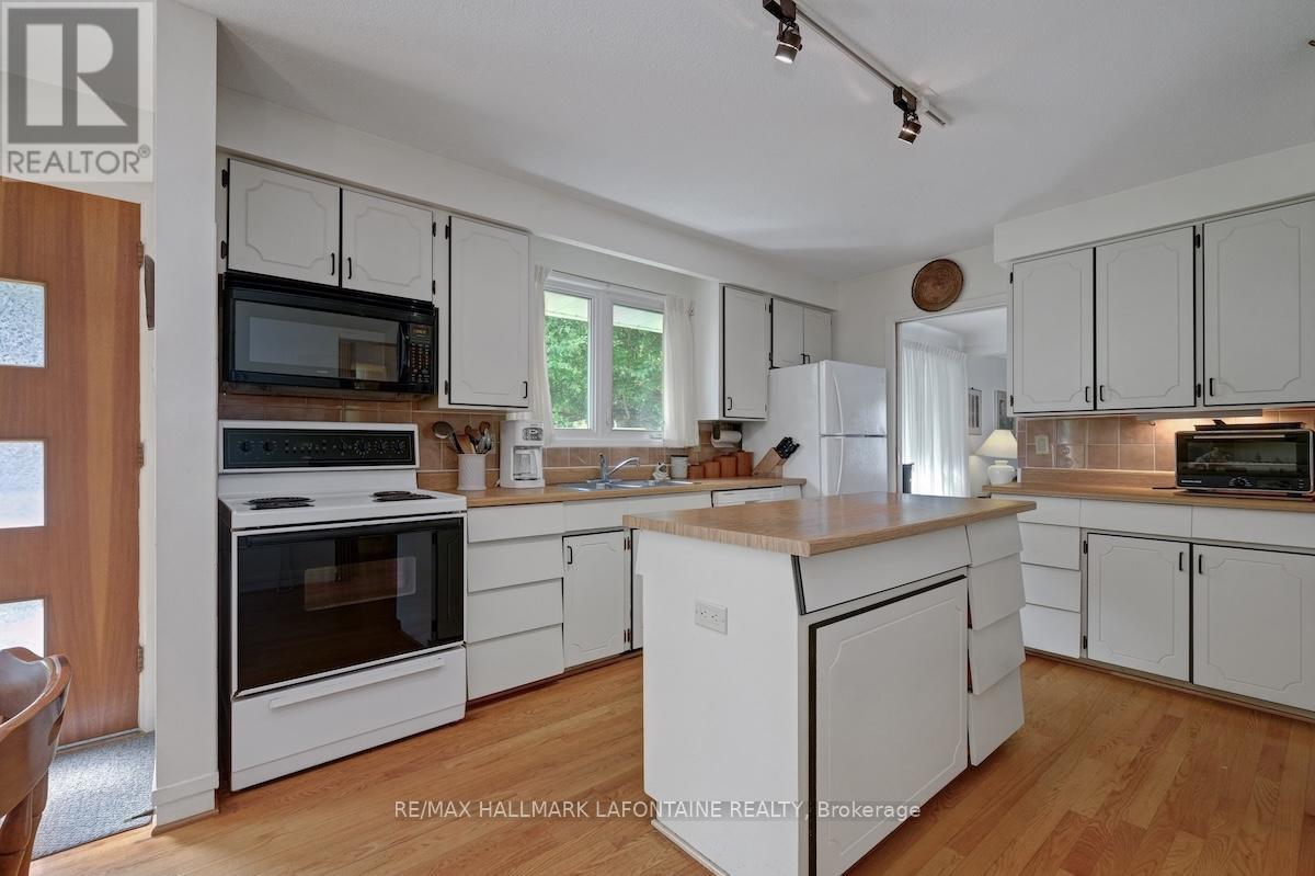 Photo 12 of 844 Edgeworth Avenue, Ottawa ON